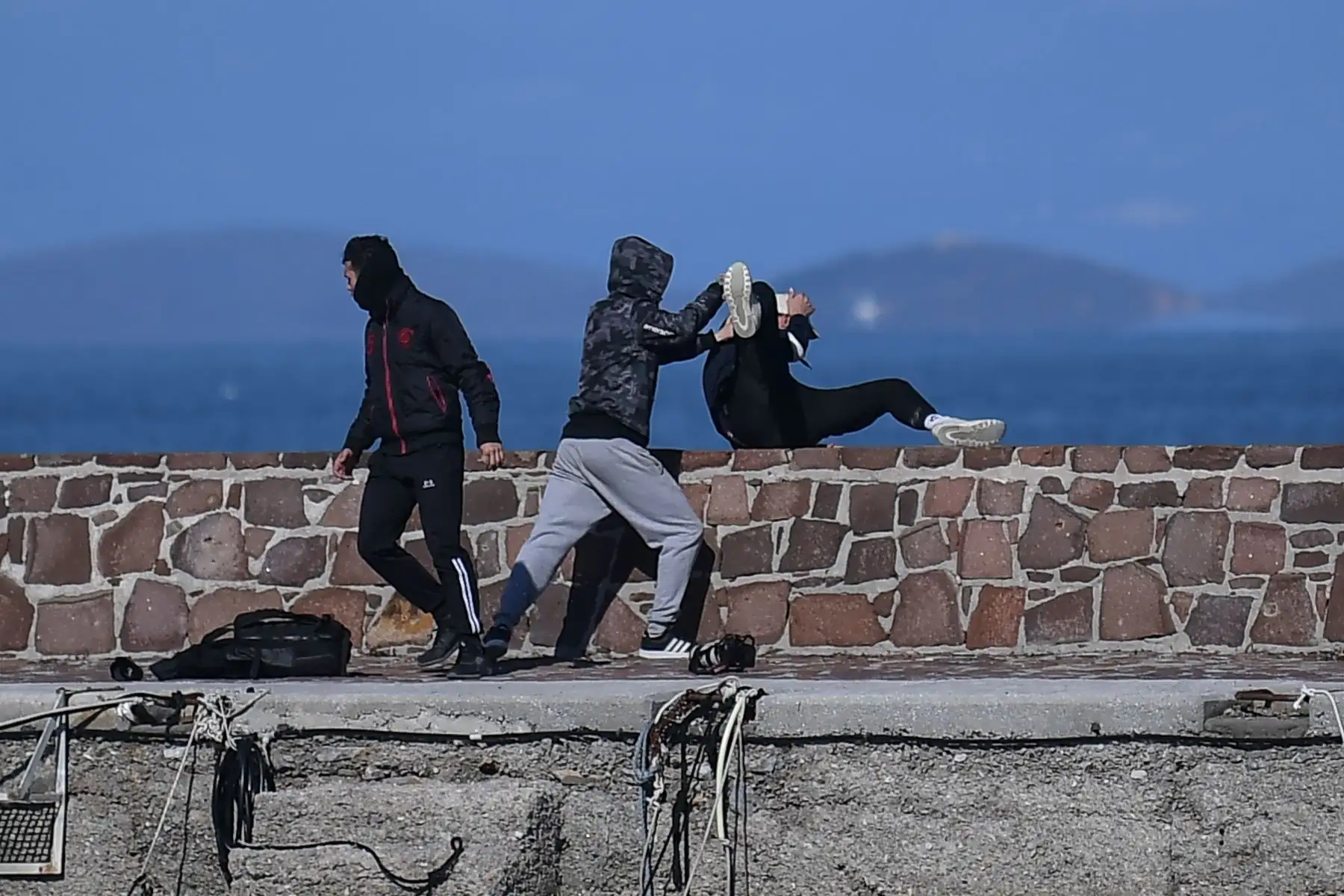 Un periodista  es atacado por residentes que intentan evitar que los migrantes desembarquen en la isla griega de Lesbos. AFP