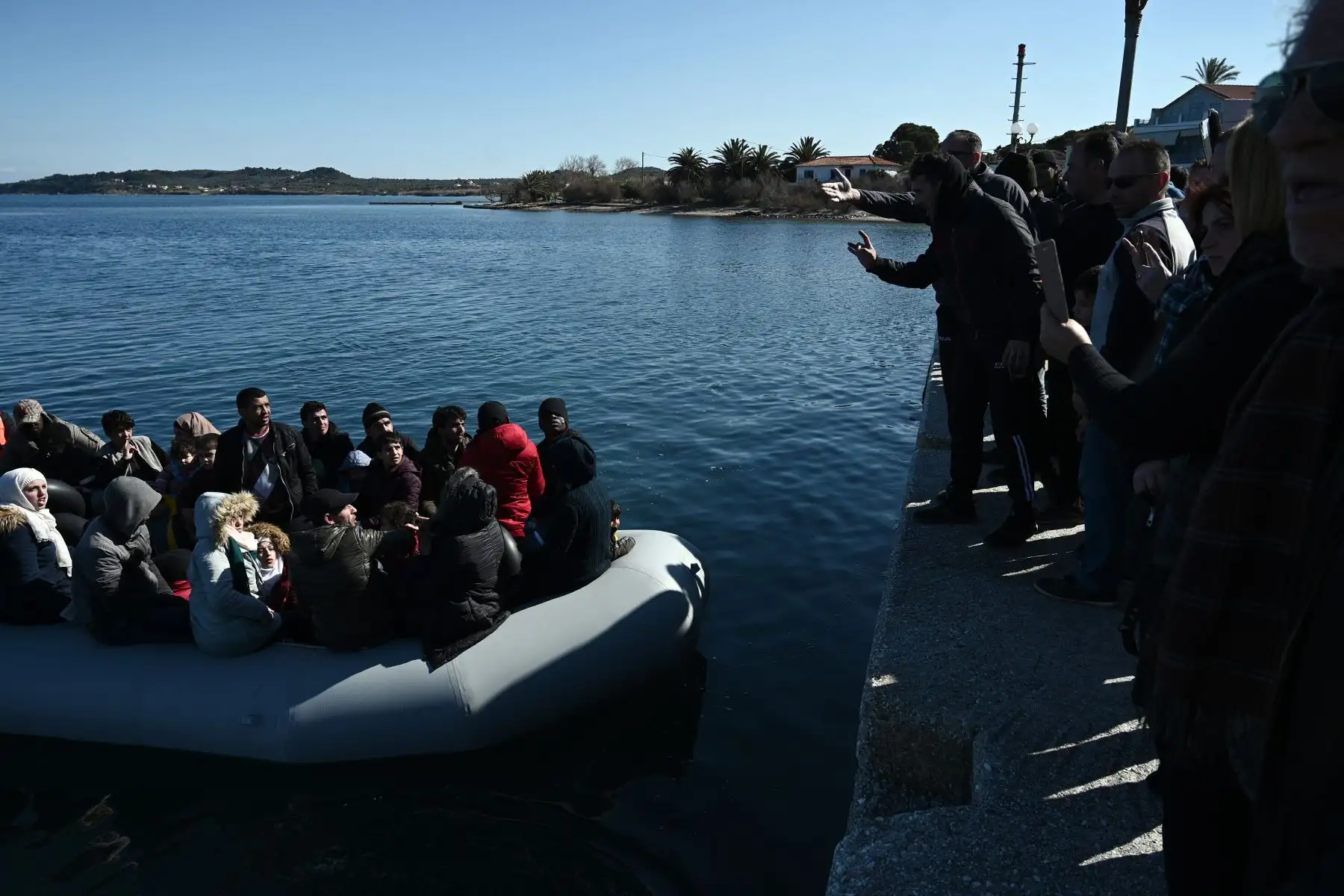 Los migrantes de un bote  son impedidos de  desembarcar en la isla de Lesbos por un grupo de habitantes. AFP