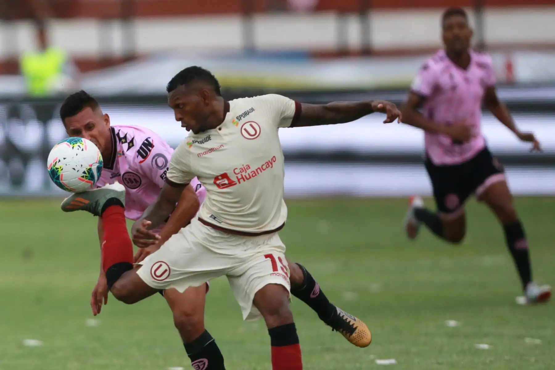 Alberto Quintero de Universitario  disputa el balón con el defensa Manuel Tejada, durante el empate de  3 a 3 con Sport Boys, en un partido intenso, válido por la quinta jornada del Torneo Apertura de la Liga 1, jugado en el estadio Miguel Grau. Foto: ANDINA/Jhony Laurente