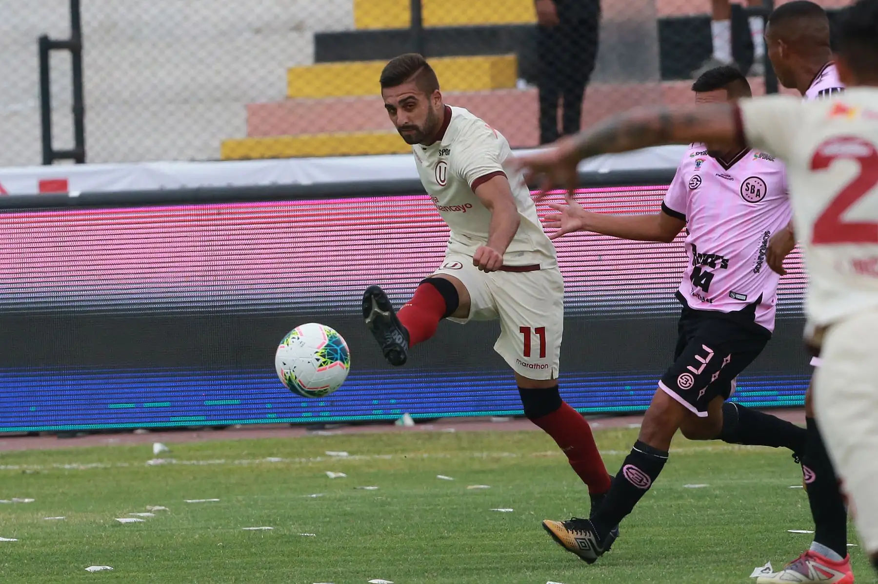 Luis Urruti, delantero de Universitario,  durante el partido intenso, válido por la quinta jornada del Torneo Apertura de la Liga 1, jugado en el estadio Miguel Grau. Foto: ANDINA/Jhony Laurente
