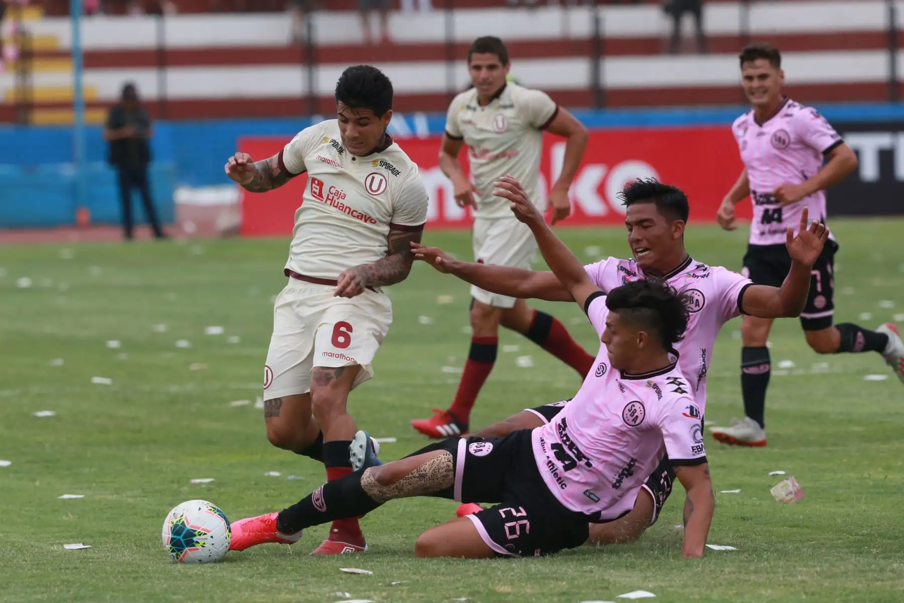 Hansell Riojas defensa central del  Sport Boys,  disputa el balón con Armando Alfageme, de universitario durante el partido intenso, válido por la quinta jornada del Torneo Apertura de la Liga 1, jugado en el estadio Miguel Grau. Foto: ANDINA/Jhony Laurente