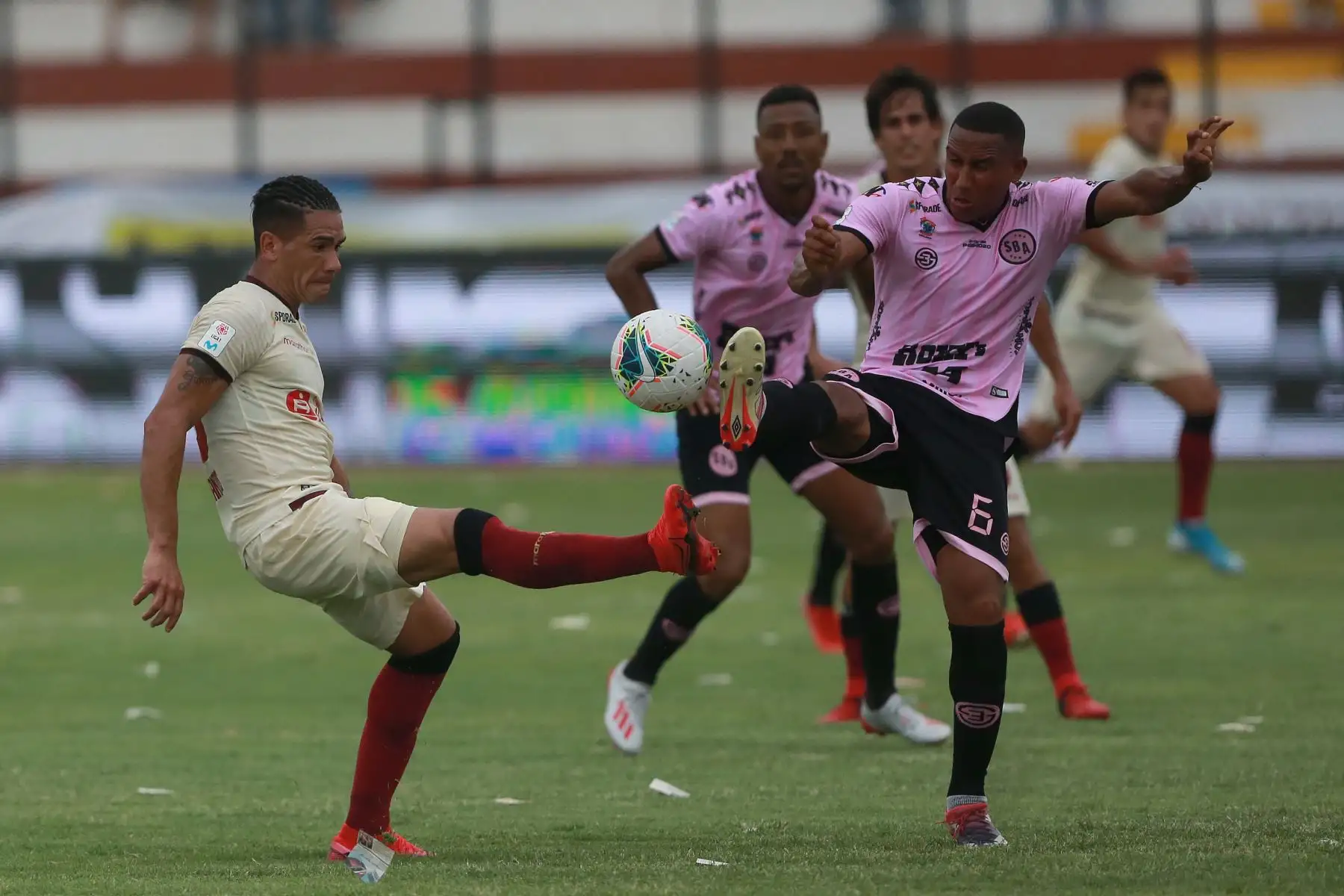Jonathan Dos Santos delantero de Universitario, disputa el balón con  Adán BalbínDefensa central del  Sport Boys, en un partido intenso, válido por la quinta jornada del Torneo Apertura de la Liga 1, jugado en el estadio Miguel Grau. Foto: ANDINA/Jhony Laurente