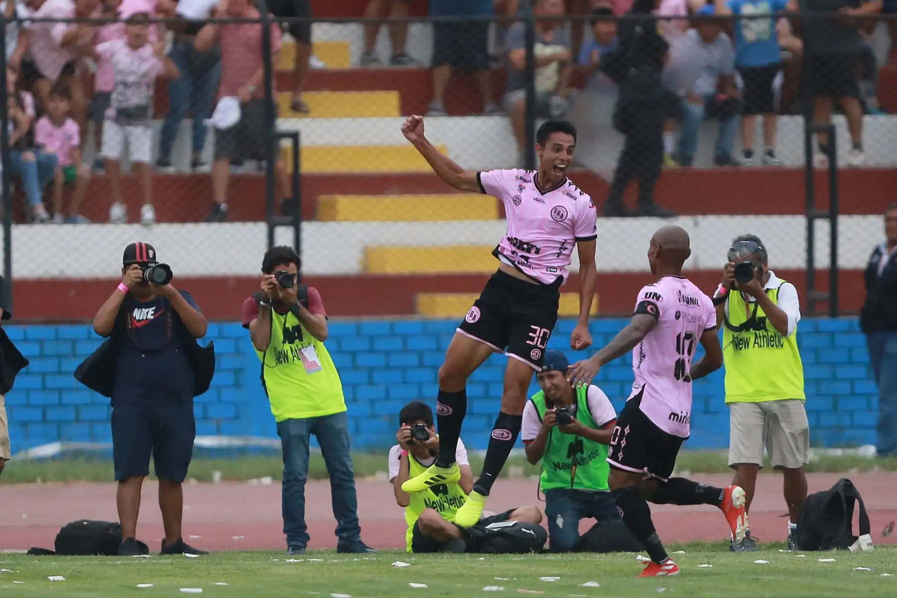 Ignacio Huguenet delantero centro del Sport Boys celebra el 2ª gol contra Universitario, durante partido intenso, válido por la quinta  jornada del Torneo Apertura de la Liga 1, jugado en el estadio Miguel Grau. Foto: ANDINA/Jhony Laurente