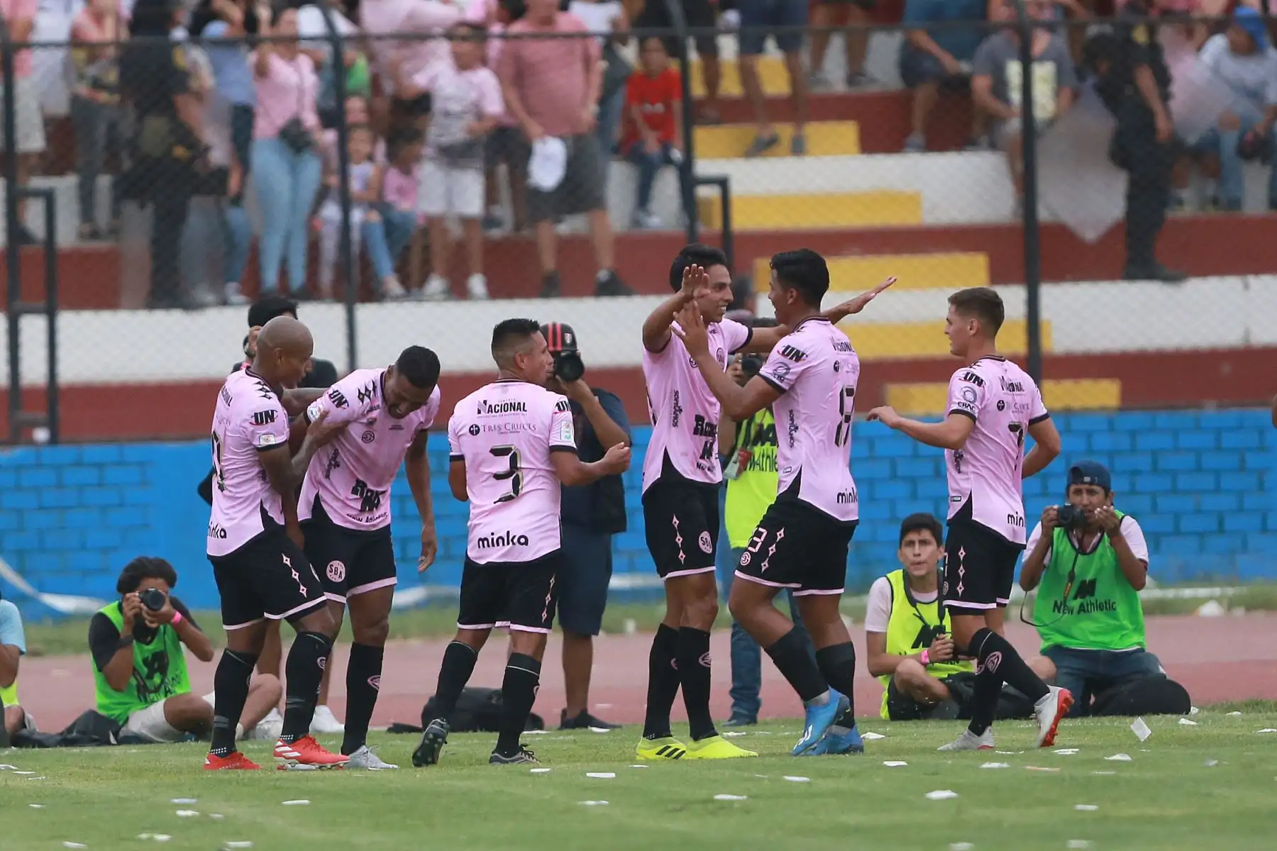 Ignacio Huguenet delantero centro del Sport Boys celebra el 2ª gol contra Universitario, durante partido intenso, válido por la quinta  jornada del Torneo Apertura de la Liga 1, jugado en el estadio Miguel Grau. Foto: ANDINA/Jhony Laurente