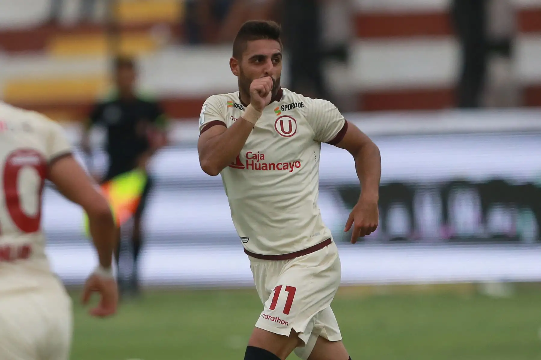 Luis Urruti, delantero de Universitario, celebra el 2º gol al  Sport Boys, en un partido intenso, válido por la quinta jornada del Torneo Apertura de la Liga 1, jugado en el estadio Miguel Grau. Foto: ANDINA/Jhony Laurente