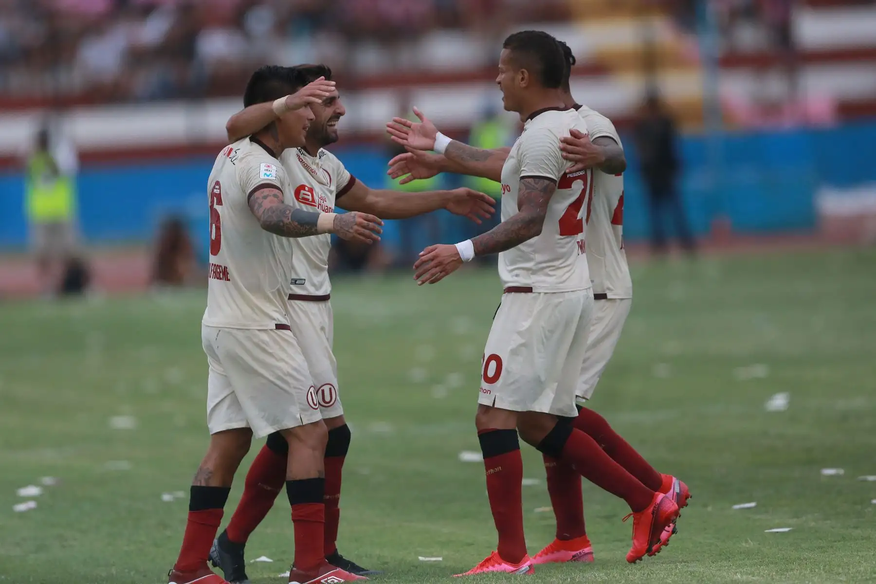 Luis Urruti, delantero de Universitario, celebra el 2º gol al  Sport Boys, en un partido intenso, válido por la quinta jornada del Torneo Apertura de la Liga 1, jugado en el estadio Miguel Grau. Foto: ANDINA/Jhony Laurente