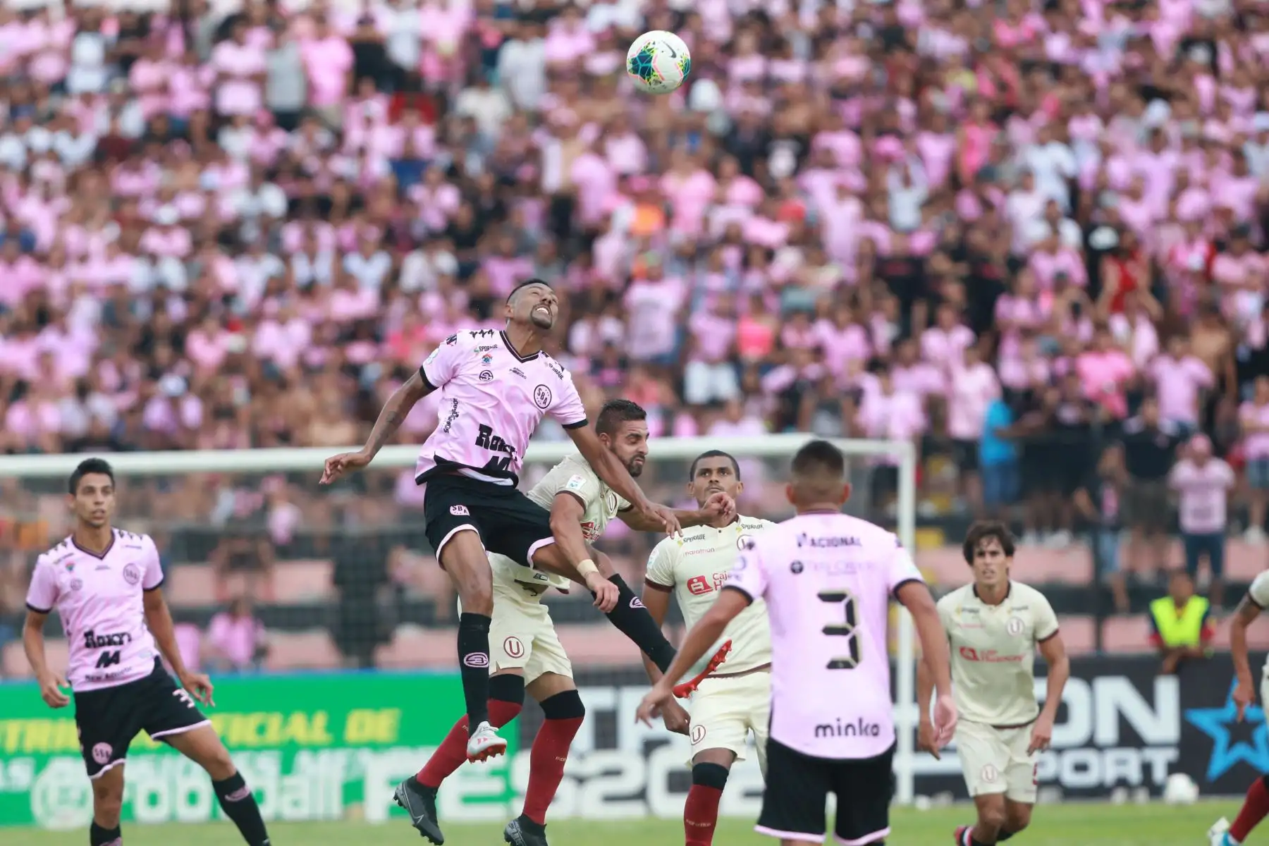 Luis Ramires del Sport Boys disputa el balón con Luis Urruti de Universitario, durante  el partido intenso, válido por la quinta jornada del Torneo Apertura de la Liga 1, jugado en el estadio Miguel Grau. Foto: ANDINA/Jhony Laurente