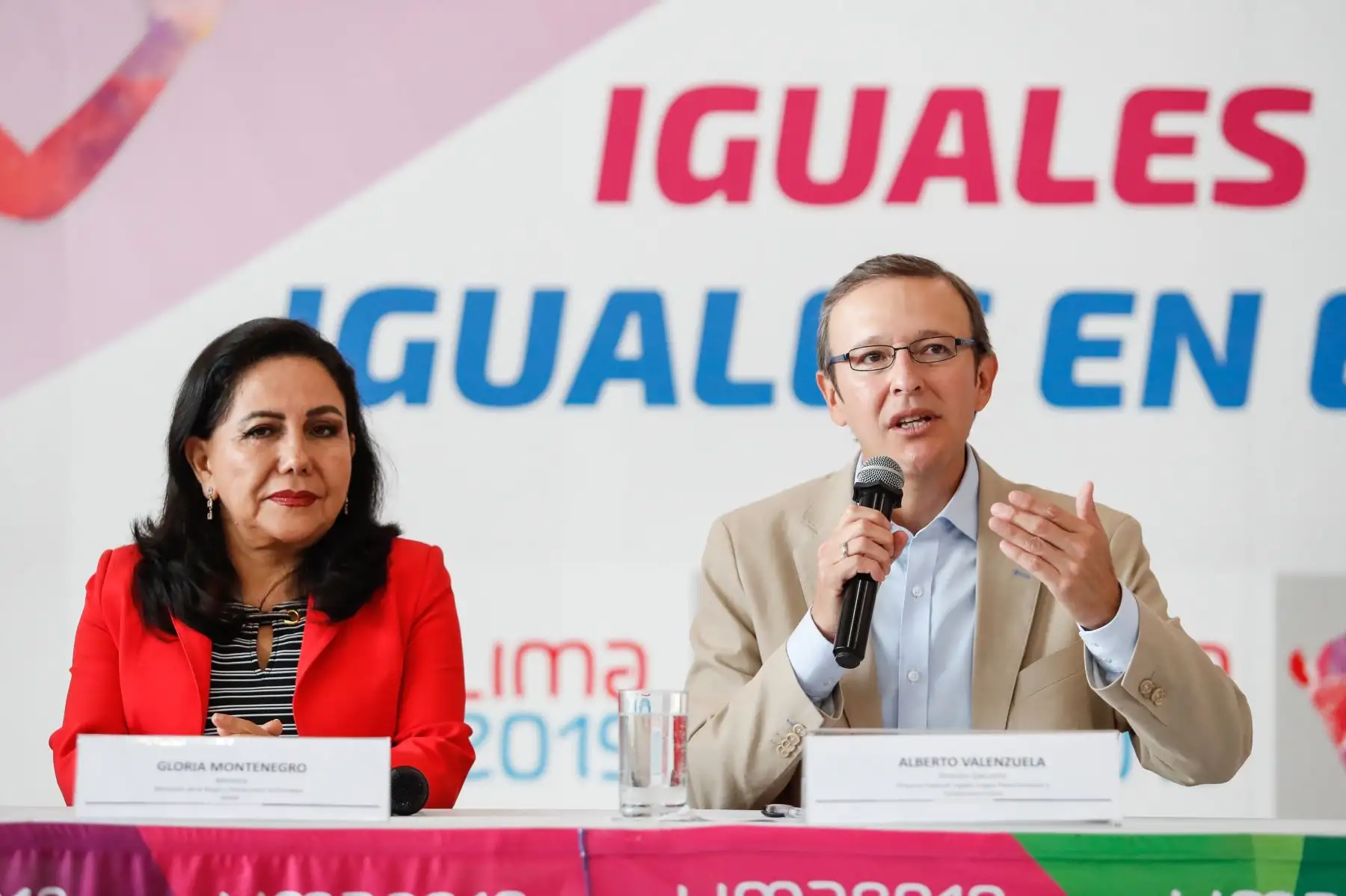 Ministra de la Mujer, Gloria Montenegro y Alberto Valenzuela, director Ejecutivo de Lima 2019. Foto: ANDINA/Renato Pajuelo