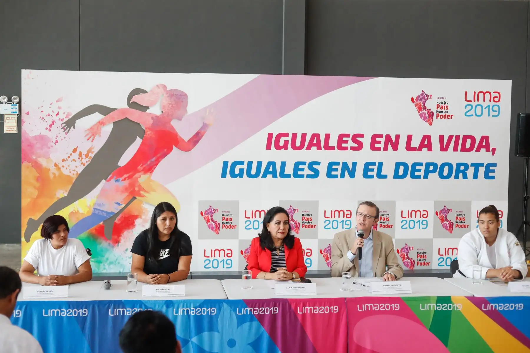 MIIMP y Lima 2019 promueven campaña "Iguales en la vida, iguales en el deporte". Ministra de la Mujer, Gloria Montenegro; Alberto Valenzuela, director Ejecutivo de Lima 2019 Noemí Vásquez, medalla de bronce en Powerlifting; Pilar Jáuregui, medalla de oro en Parabádminton y Yuliana Bolívar, medalla de bronce en Judo. Foto: ANDINA/Renato Pajuelo.