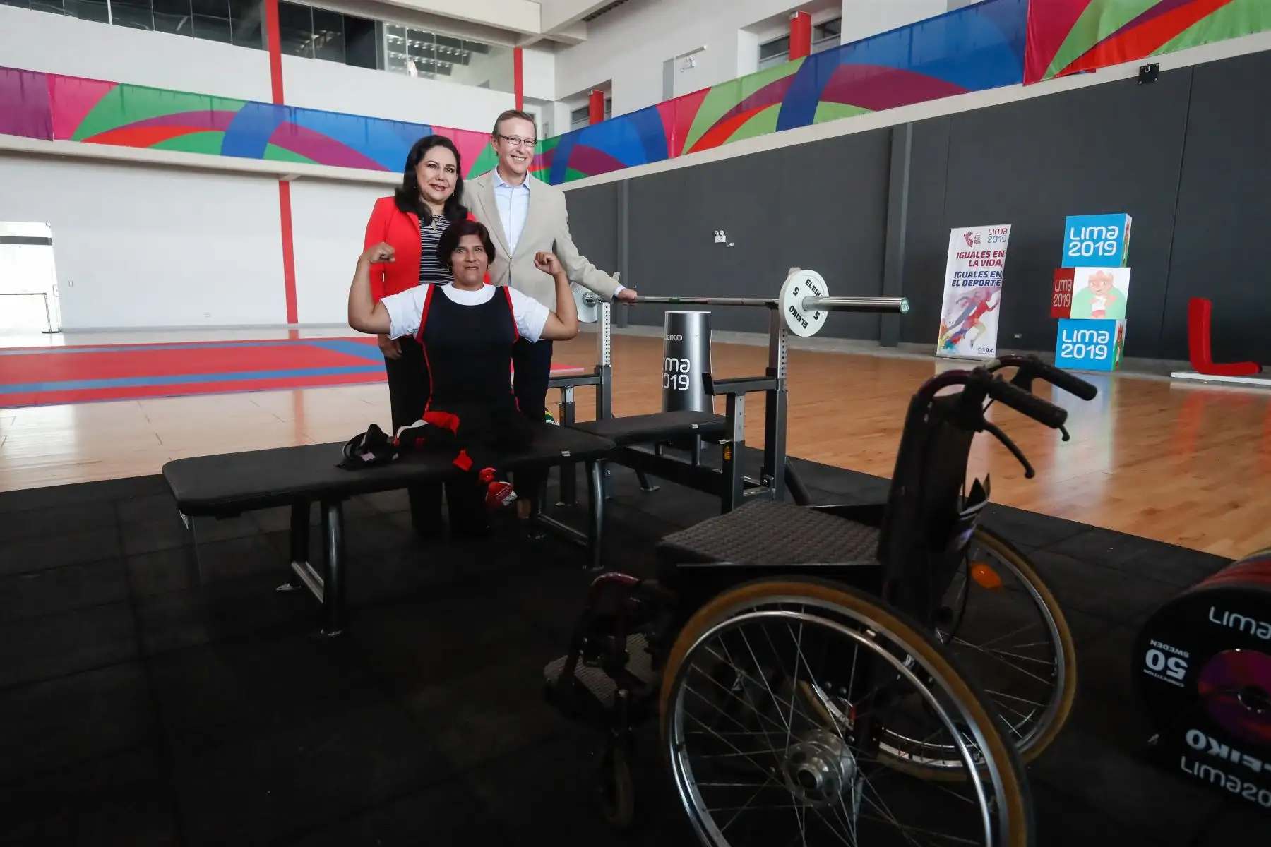 Ministra de la Mujer, Gloria Montenegro; Alberto Valenzuela, director Ejecutivo de Lima 2019 y Noemí Vásquez medalla de bronce en Powerlifting Foto: ANDINA/Renato Pajuelo