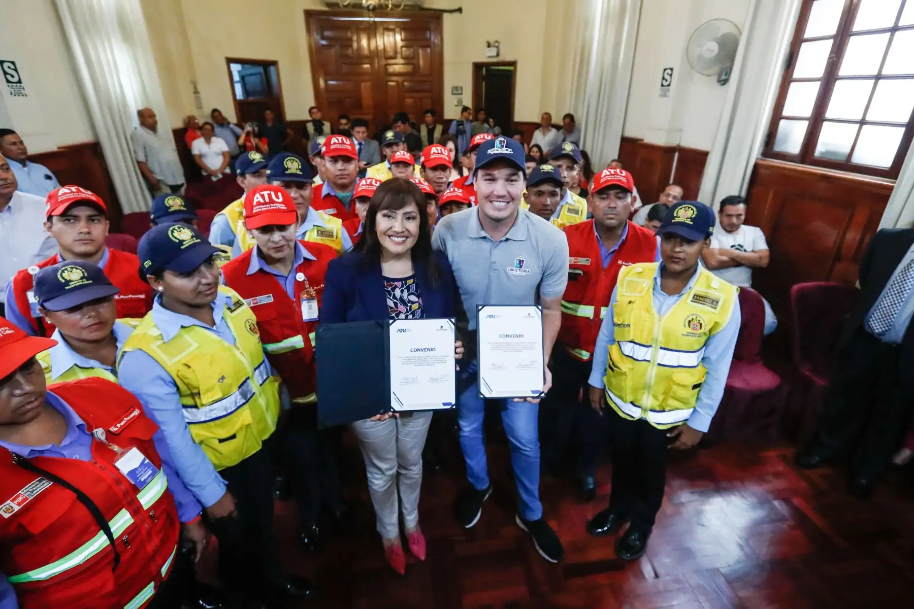 La presidenta ejecutiva de la ATU, María Jara y el alcalde de La Victoria, George Forsyth, firman convenio para fortalecer la fiscalización al transporte urbano en este distrito. Foto: ANDINA/Renato Pajuelo