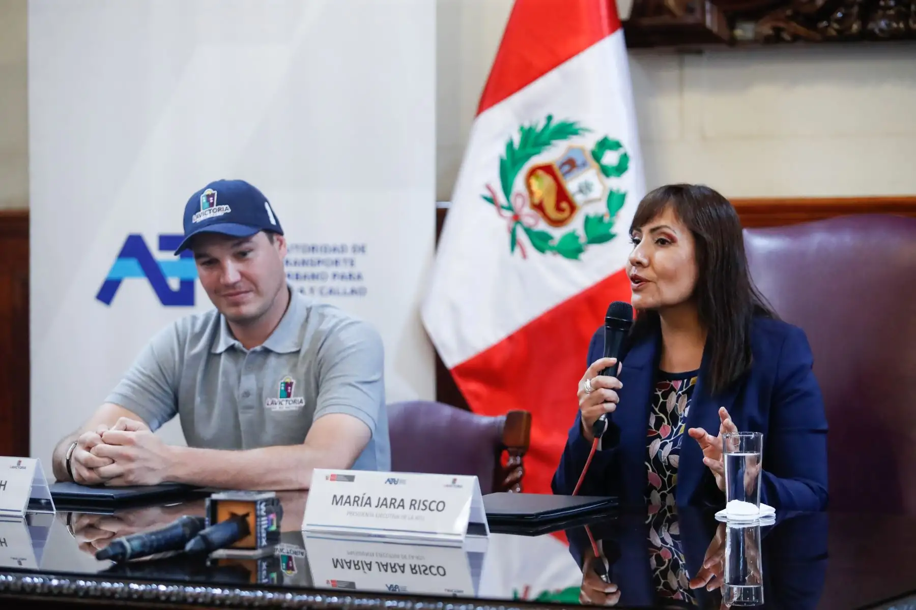 La presidenta ejecutiva de la ATU, María Jara y el alcalde de La Victoria, George Forsyth, firman convenio para fortalecer la fiscalización al transporte urbano en este distrito. Foto: ANDINA/Renato Pajuelo