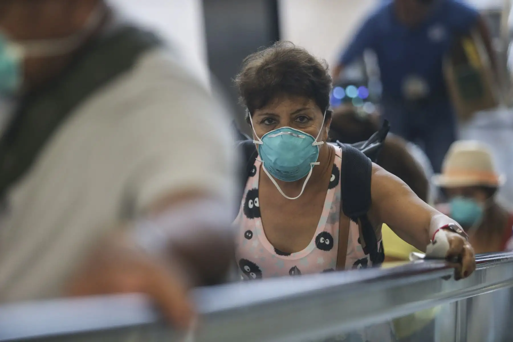 "Es hora de poner paños fríos al pánico" por el coronavirus y más bien aprovechar esta alarma para educar a la población sobre la necesidad de vacunarse, principalmente contra la influenza y la neumonía", dicen expertos. ANDINA/Jhonel Rodríguez Robles