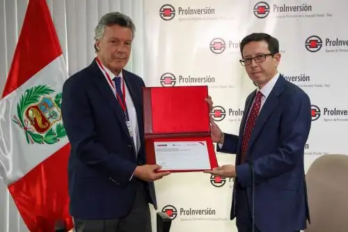 Director ejecutivo de ProInversión, Rafael Ugaz (derecha) emite conformidad de cierre financiero de concesión del Puerto Salaverry. Foto: Cortesía.