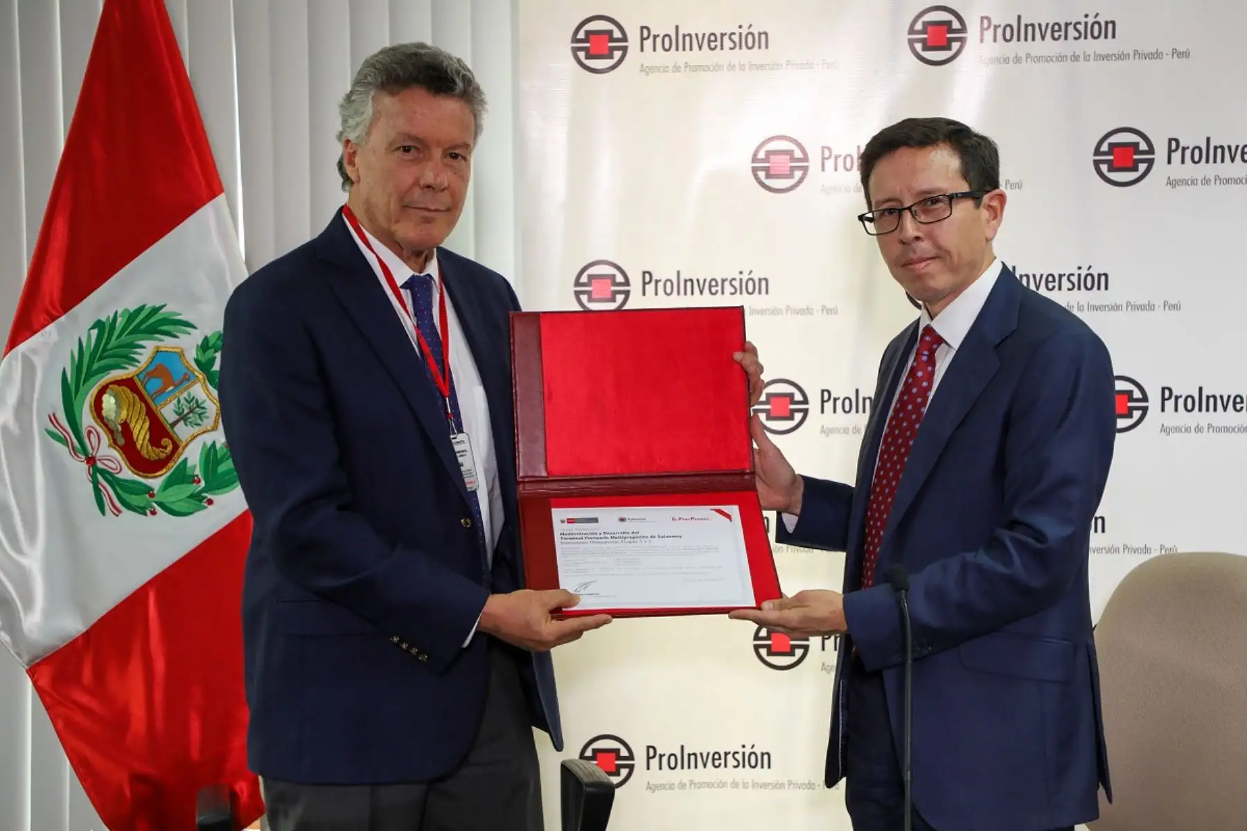 Director ejecutivo de ProInversión, Rafael Ugaz (derecha) emite conformidad de cierre financiero de concesión del Puerto Salaverry. Foto: Cortesía.