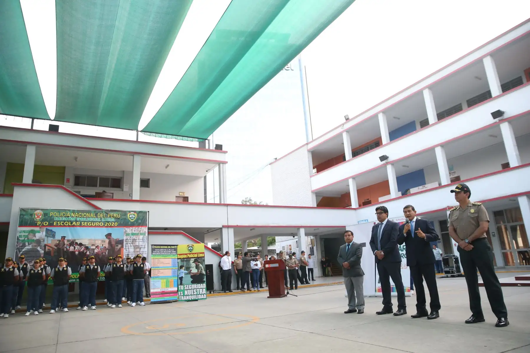 Presentación del Plan Escolar Seguro 2020. De izquierda a derecha: Profesor Luis Simeón, director de la I.E. Alfonso Ugarte; ministro de Educación, Martín Benavides; ministro del Interior, Carlos Morán y jefe de la región Policial Lima, General PNP Herbert Ramos. Foto: ANDINA/Jhonel Rodríguez Robles