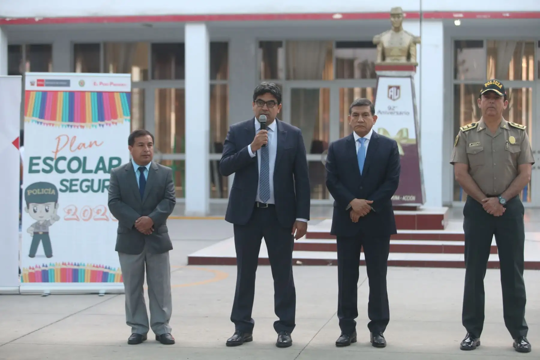 Presentación del Plan Escolar Seguro 2020. De izquierda a derecha: Profesor Luis Simeón, director de la I.E. Alfonso Ugarte; ministro de Educación, Martín Benavides; ministro del Interior, Carlos Morán y jefe de la región Policial Lima, General PNP Herbert Ramos. Foto: ANDINA/Jhonel Rodríguez Robles