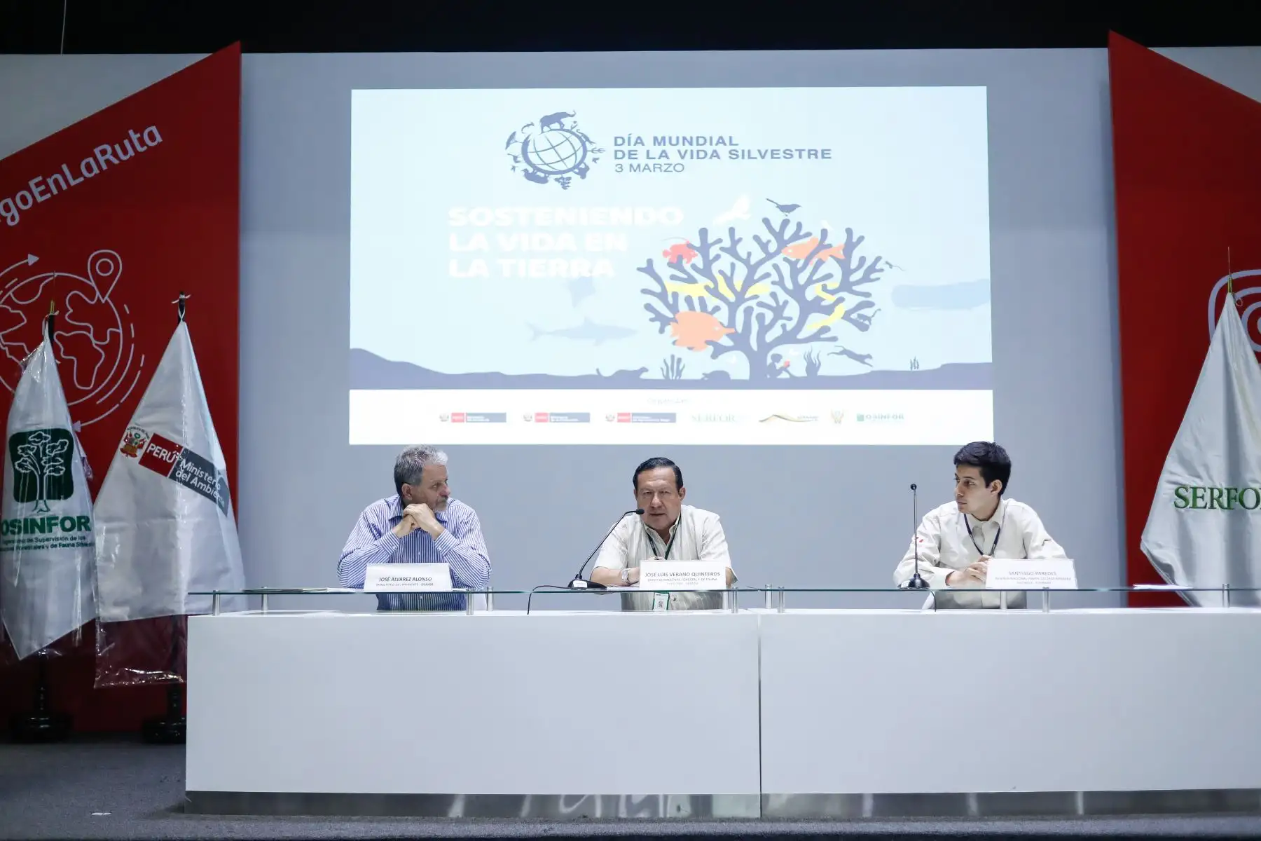 Conversatorio por el Día Mundial de la Vida Silvestre. José Álvarez Alonso, representante de Minam; José Luis Verano, representante de Serfor y  Santiago Paredes, representsnte de la Reserva Nacional de Pampas Galeras. Foto: ANDINA/Renato Pajuelo