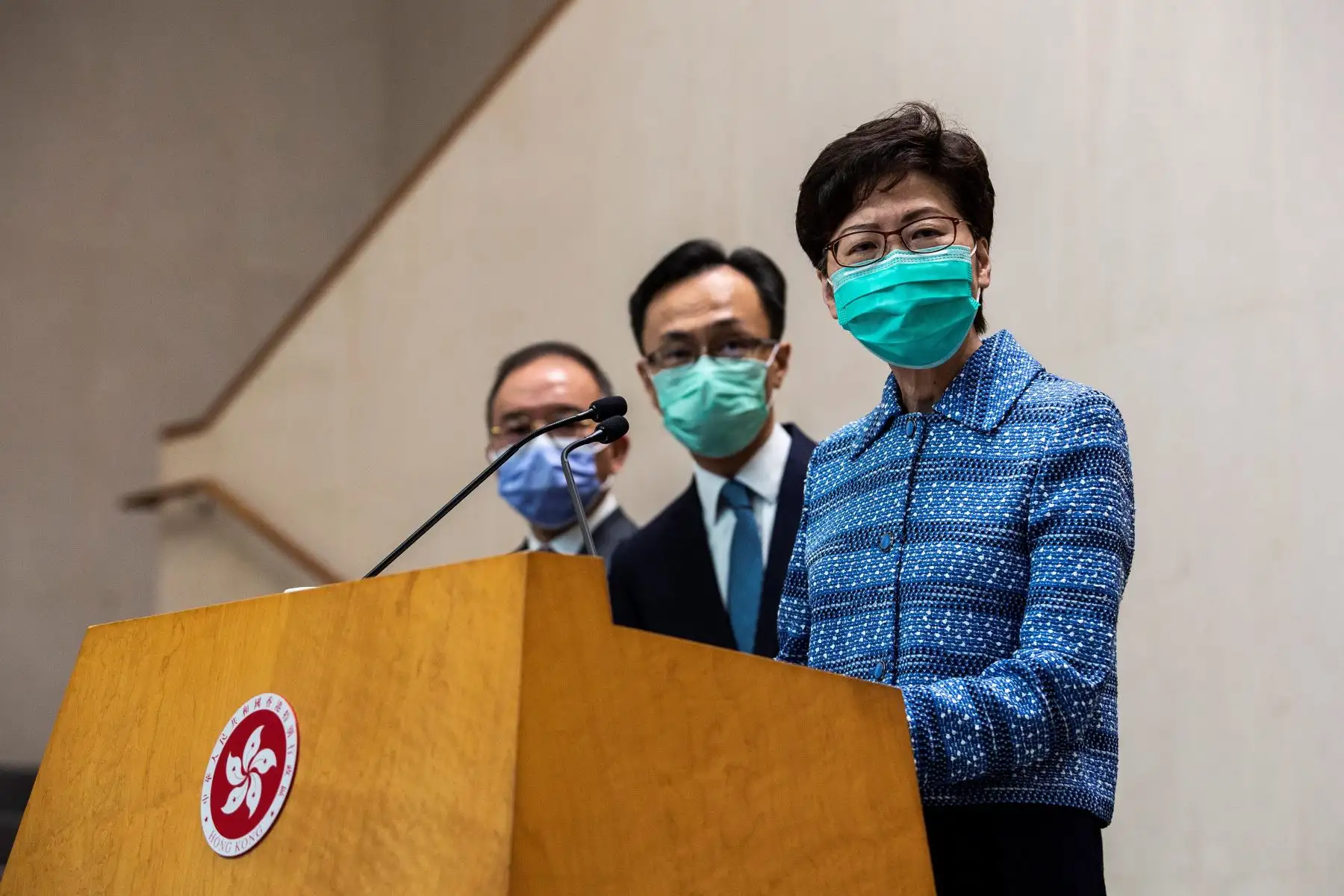 La directora ejecutiva de Hong Kong, Carrie Lam, participa en una conferencia de prensa mientras usa una máscara facial en Hong Kong. Foto: AFP