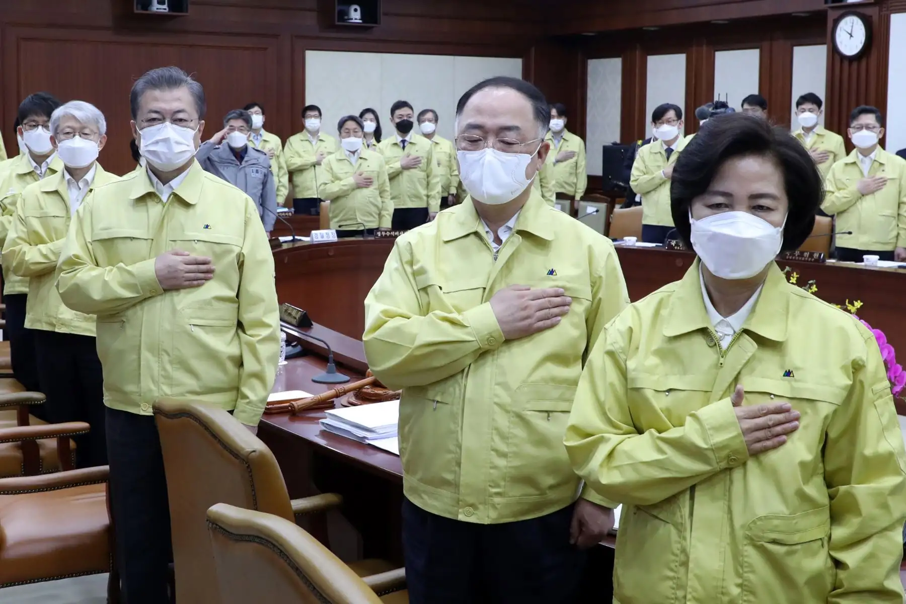 El presidente de Corea del Sur, Moon Jae-in y sus ministros con máscaras faciales asisten a una reunión del gabinete. Foto: AFP