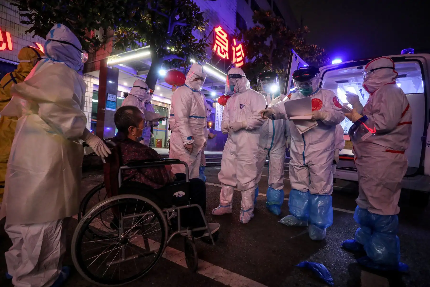 Un miembro del personal médico verifica la información de un paciente por el coronavirus COVID-19 en Wuhan, China. Foto: AFP