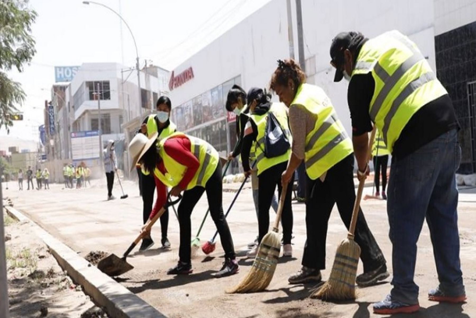 Se calcula la participación de más de 500 trabajadores del Gobierno Regional de Tacna en la camapaña de limpieza.