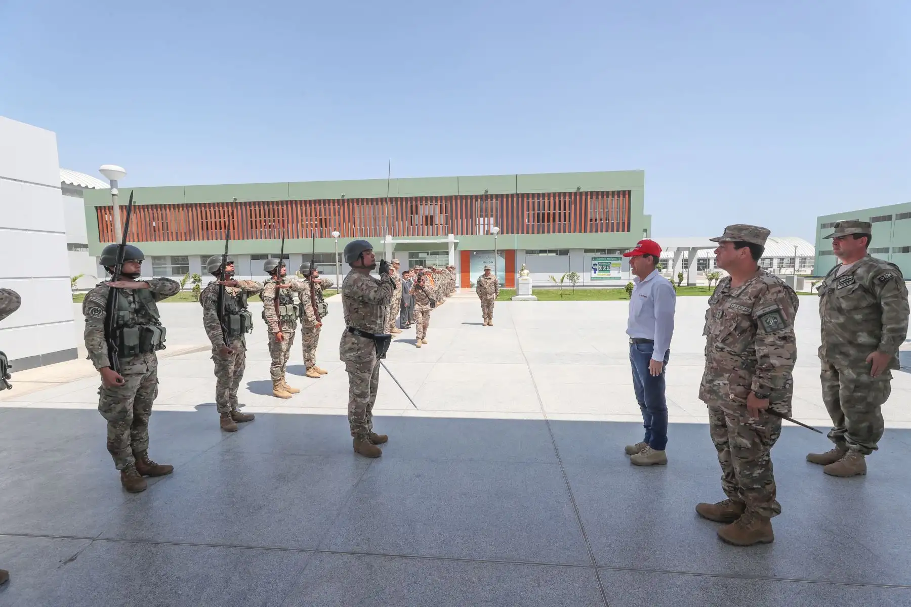 Ministro de Defensa, Walter Roger Martos y ministro de Vivienda,Rodolfo Eugenio Yáñez  realizan viaje de trabajo a la ciudad de Chiclayo.
Foto: Mindef