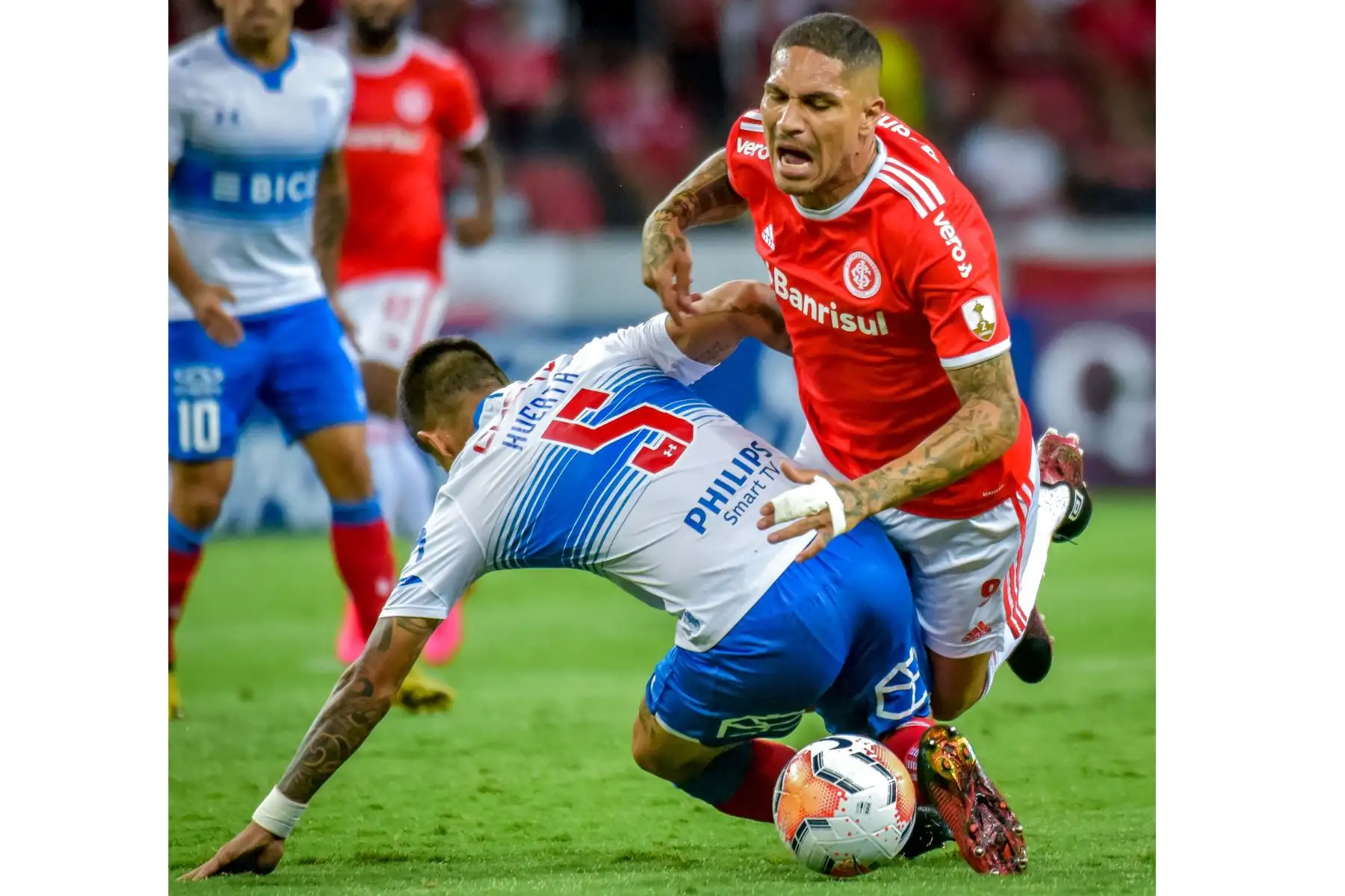 El internacional  Paolo Guerrero sufrió una falta durante un partido de la Copa Libertadores 2020 contra la Universidad Católica de Chile en el estadio Beira-Rio, en Porto Alegre, Brasil.
Foto: AFP