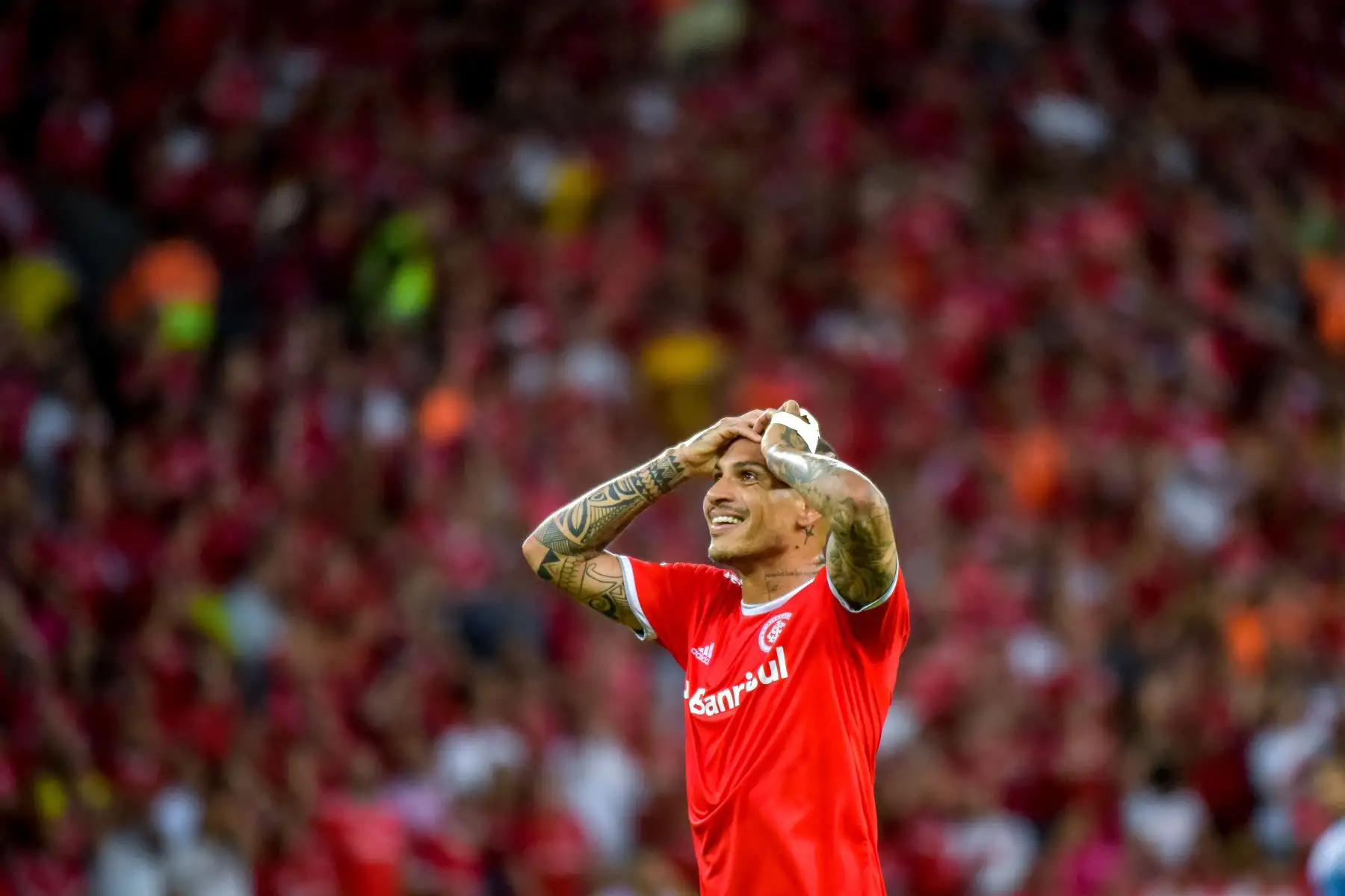 El delantero internacional Paolo Guerrero hace gestos durante su partido de fútbol de la Copa Libertadores en el estadio Beira-Rio en Porto Alegre, Brasil.
Foto: AFP