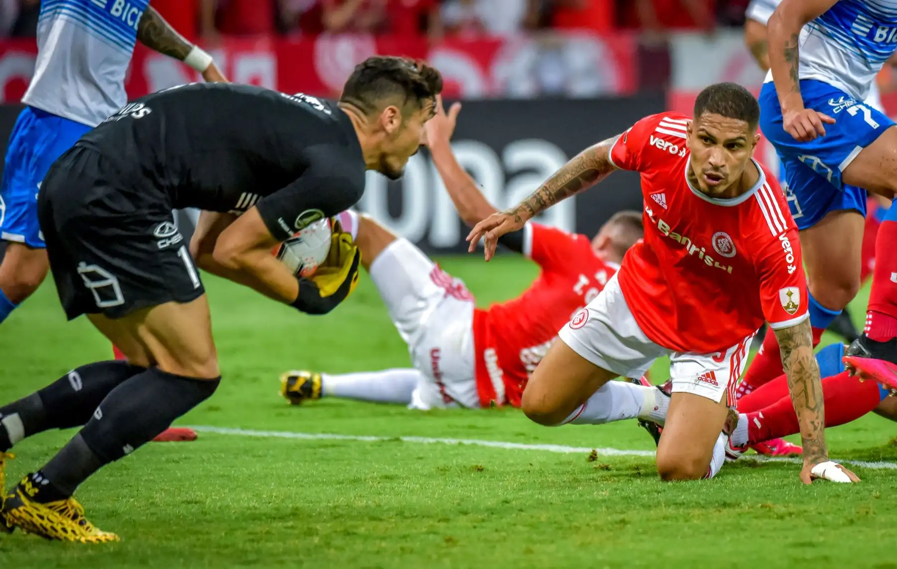 El portero de la Universidad Católica de Chile, Matias Dituro, hace una parada durante el partido de la Copa Libertadores 2020 contra el Internacional de Brasil en el estadio Beira-Rio, en Porto Alegre.
Foto: AFP