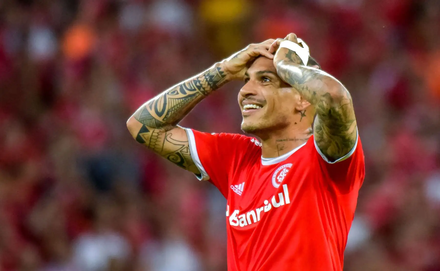 El delantero internacional Paolo Guerrero hace gestos durante su partido de fútbol de la Copa Libertadores en el estadio Beira-Rio en Porto Alegre, Brasil.
Foto: AFP