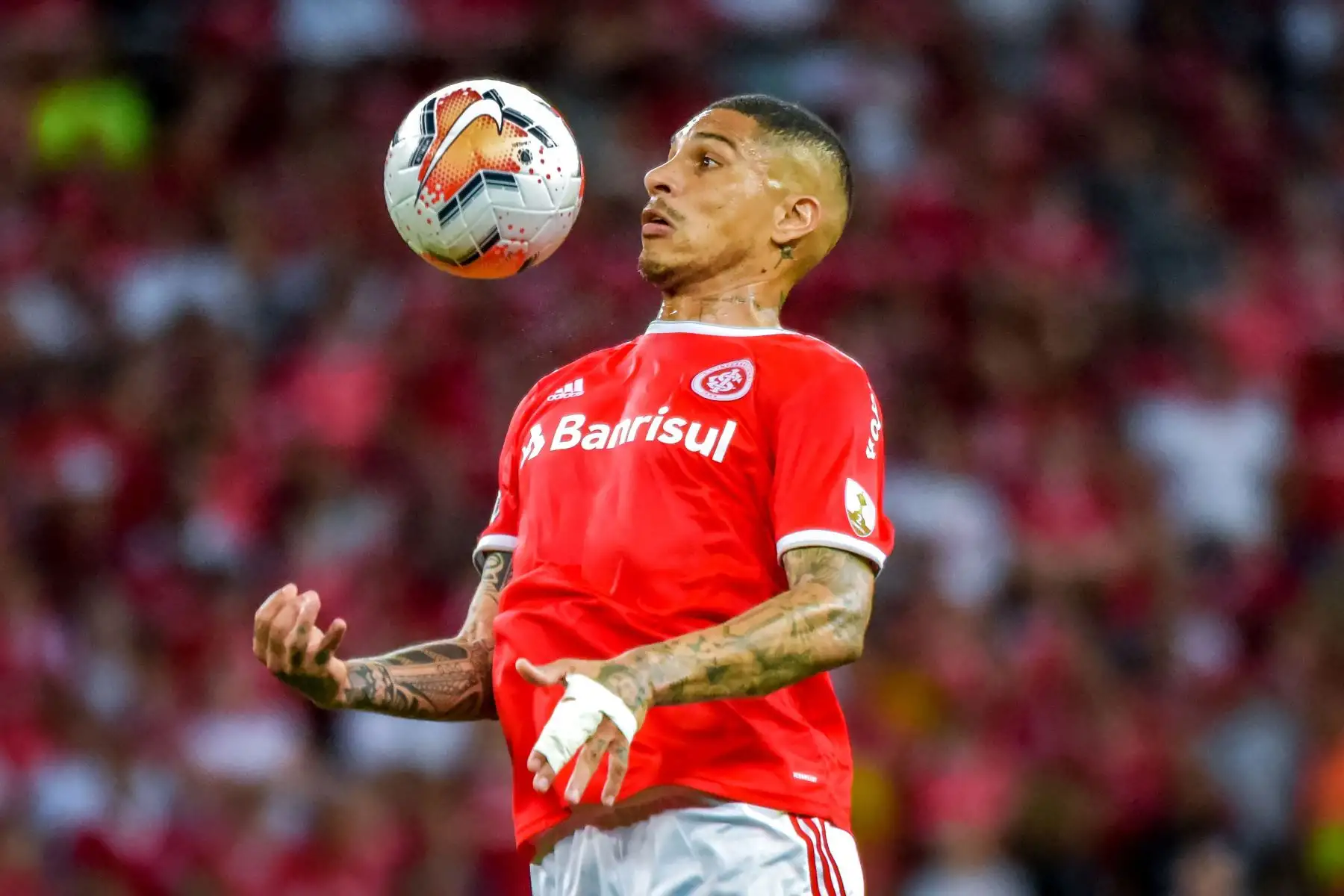 El internacional  Paolo Guerrero controla el balón durante un partido de la Copa Libertadores 2020 contra la Universidad Católica de Chile en el estadio Beira-Rio, en Porto Alegre, Brasil.
Foto: AFP