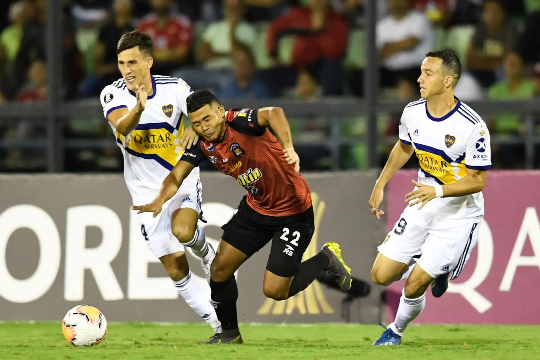 El defensor argentino de Boca Juniors, Julio Buffarini y el centrocampista venezolano de Caracas, Jorge Echeverría, compiten por el balón durante su partido de fútbol de la Copa Libertadores en el Estadio Olímpico de Caracas, Venezuela.
Foto: AFP