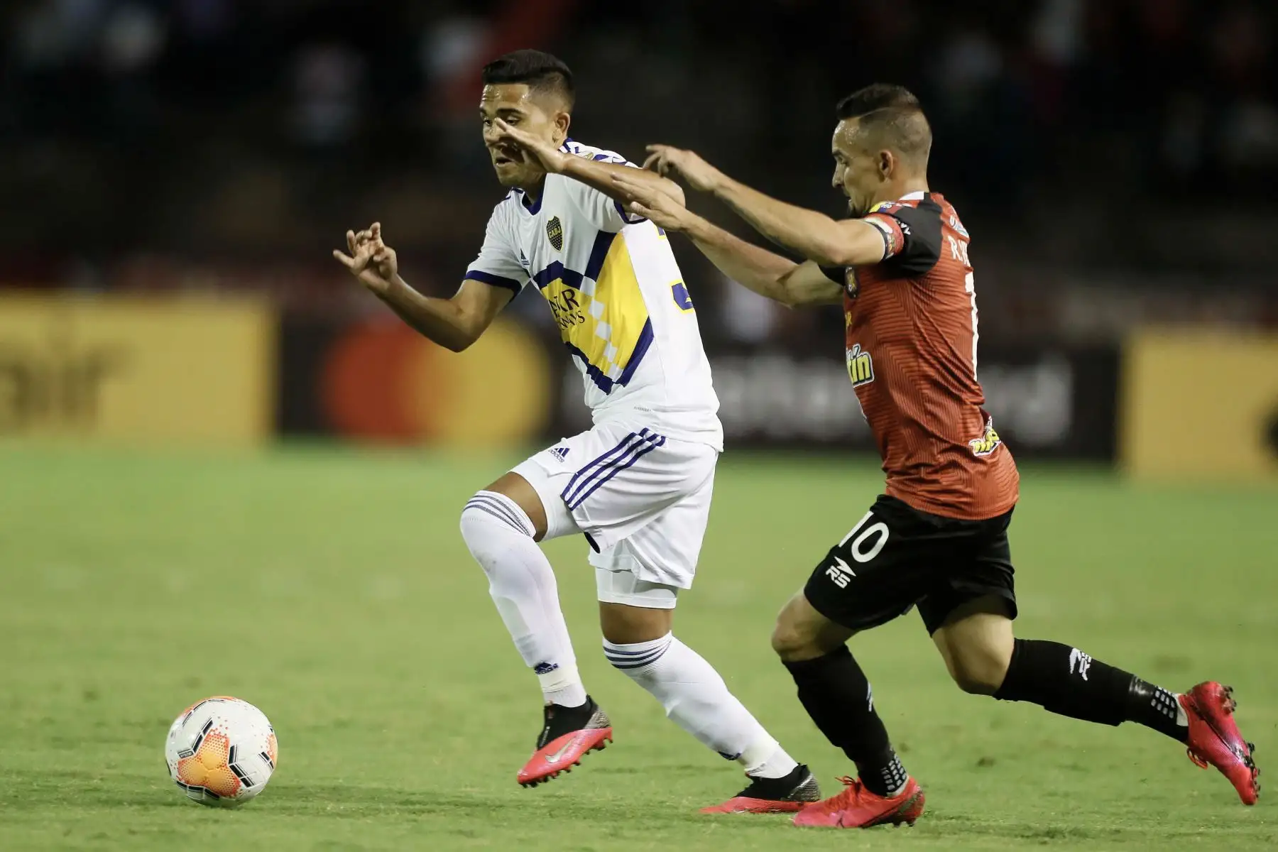 Boca Juniors se enfrenta al venezolano de Caracas, durante un  partido de fútbol de la Copa Libertadores en el Estadio Olímpico de Caracas, Venezuela.
Foto: Twiter Boca Juniors