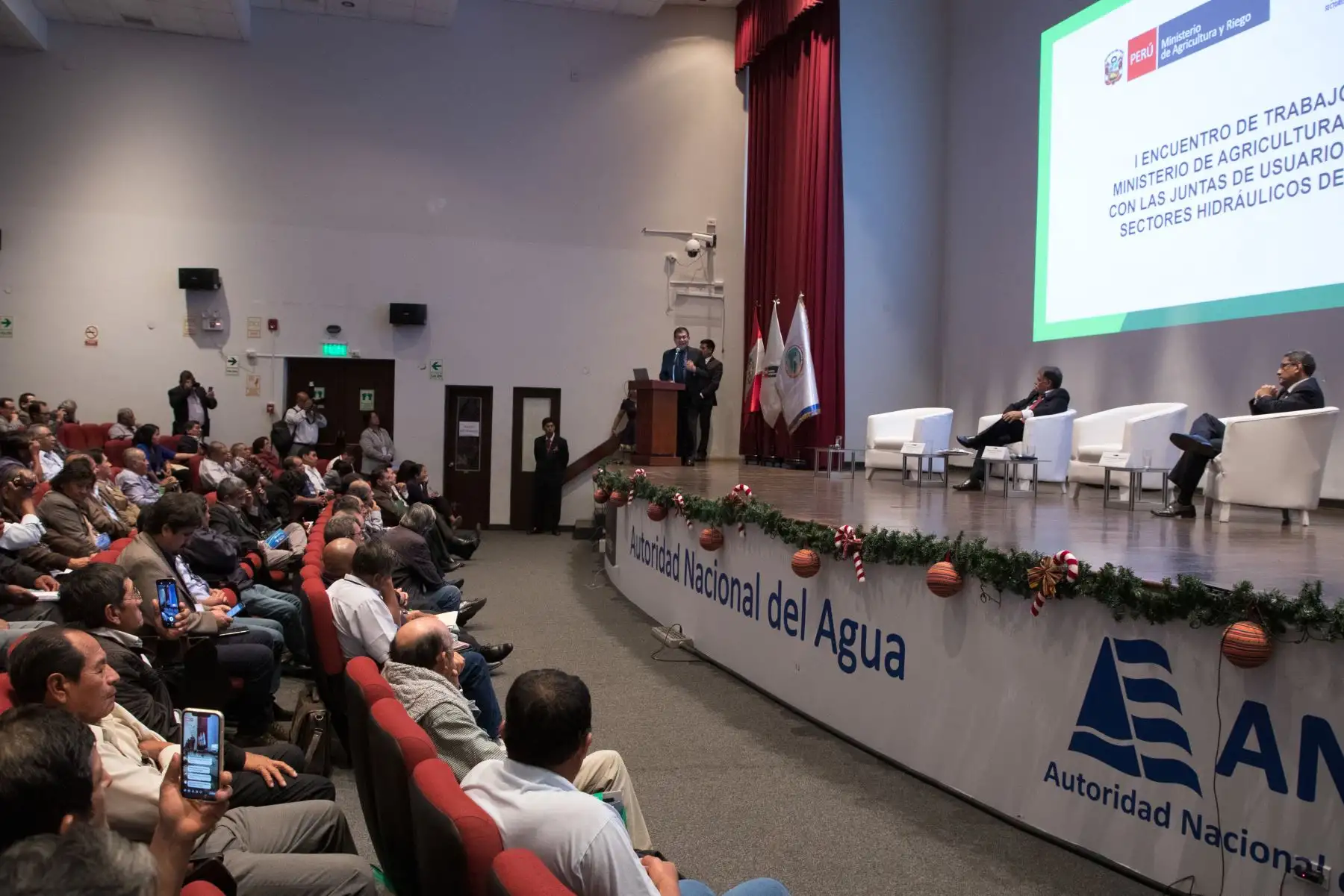 Autoridades del Ministerio de Agricultura y representantes de las organizaciones de usuarios de agua evaluarán el marco legal de las juntas de usuarios de agua. ANDINA/Difusión