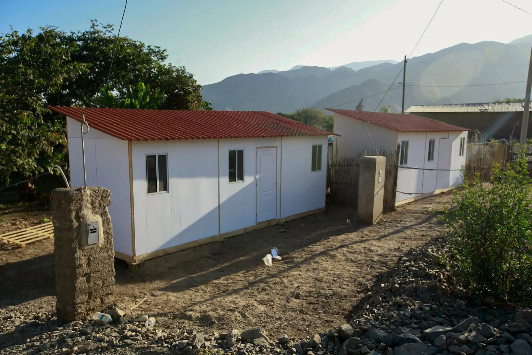 Ministerio de Vivienda, Construcción y Saneamiento envía 92 módulos temporales de vivienda a zonas de emergencia afectadas por eventos naturales.