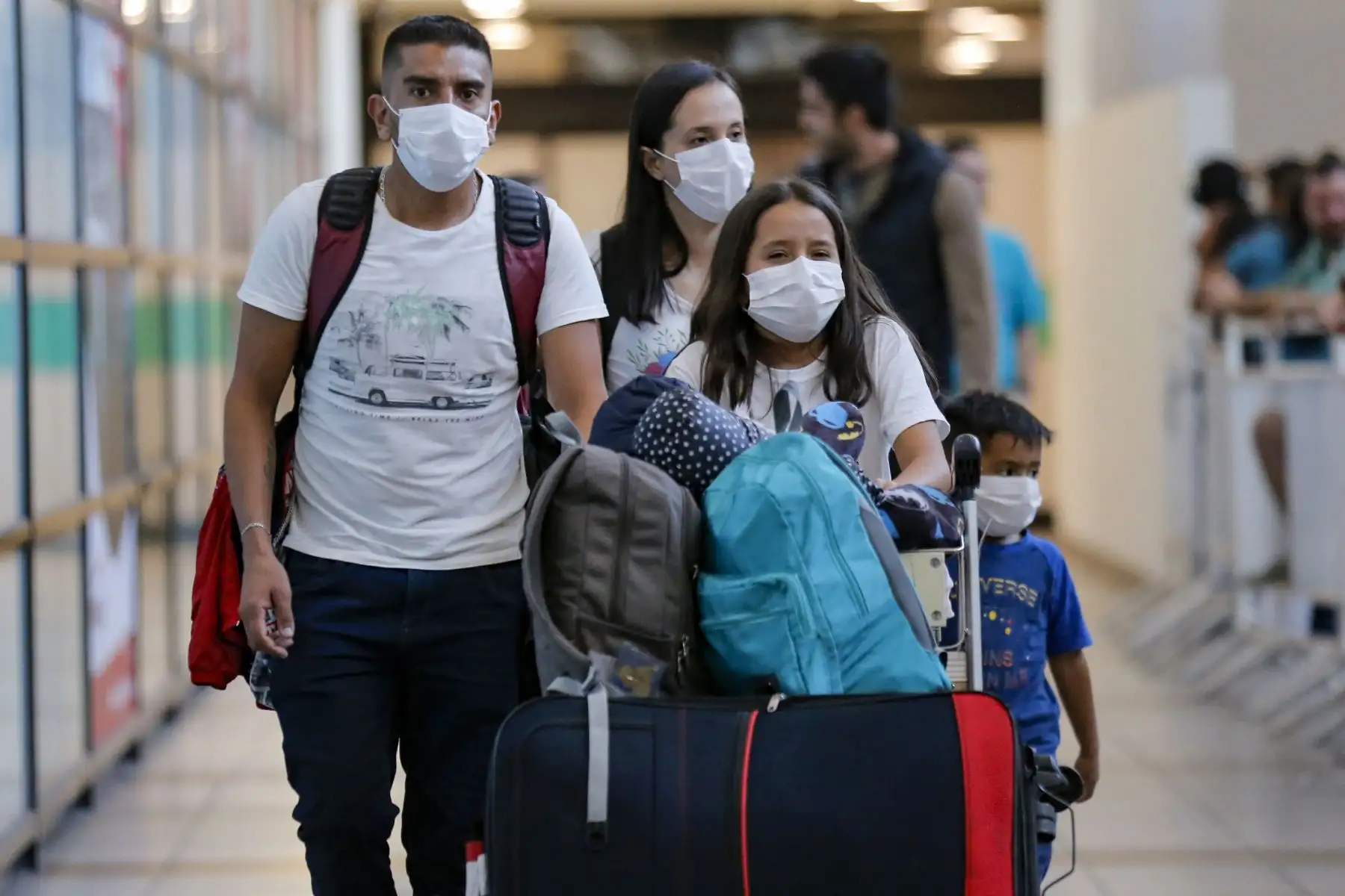 Pasajeros caminan con máscaras protectoras como medida preventiva contra la propagación del coronavirus COVID-19, en el Aeropuerto de Santiago de Chile. Foto: AFP