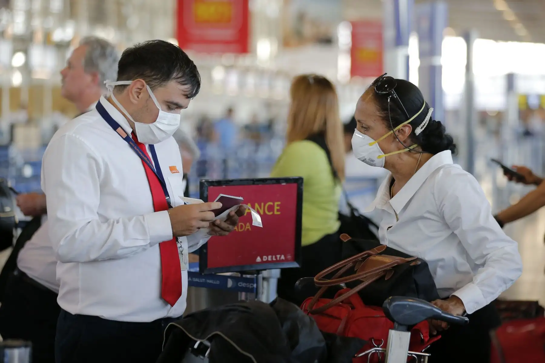 MTC aprueba formularios para que aerolíneas identifiquen a grupos de riesgo por coronavirus. AFP