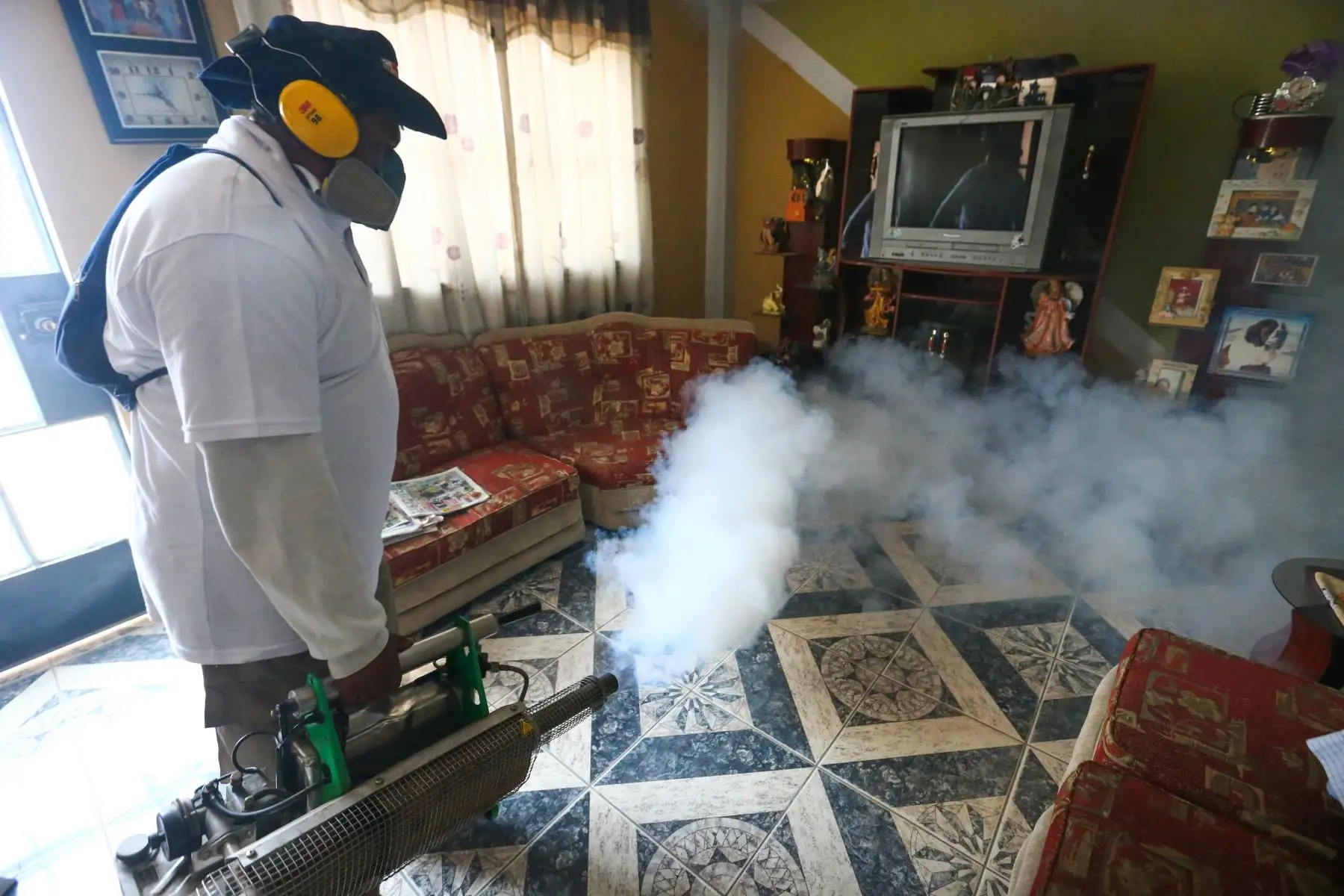 El Ministerio de Salud, fumiga las viviendas de las zonas afectadas por dengue en Comas y Puente Piedra para evitar la propagación de más casos. Foto: ANDINA/Héctor Vinces