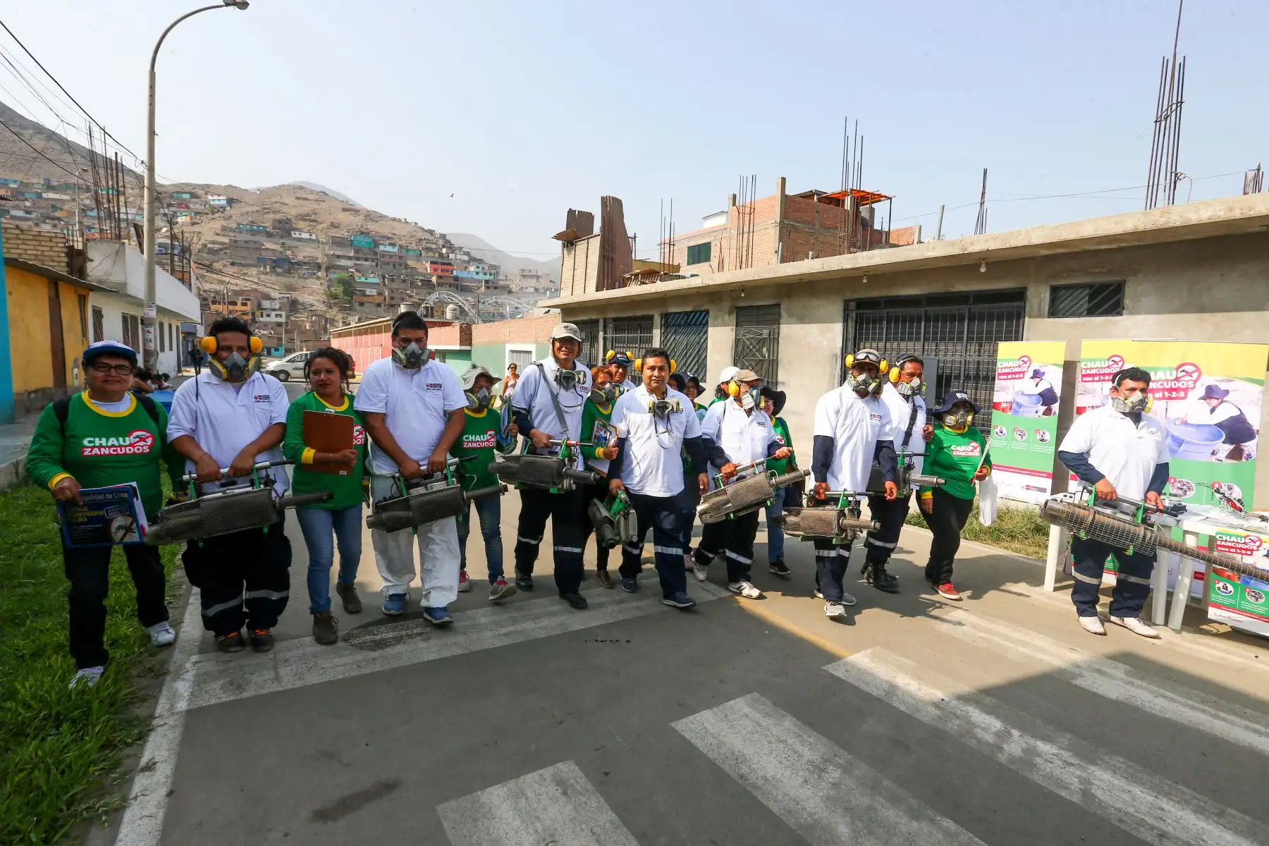 El Ministerio de Salud, fumiga las viviendas de las zonas afectadas por dengue en Comas y Puente Piedra para evitar la propagación de más casos. Foto: ANDINA/Héctor Vinces
