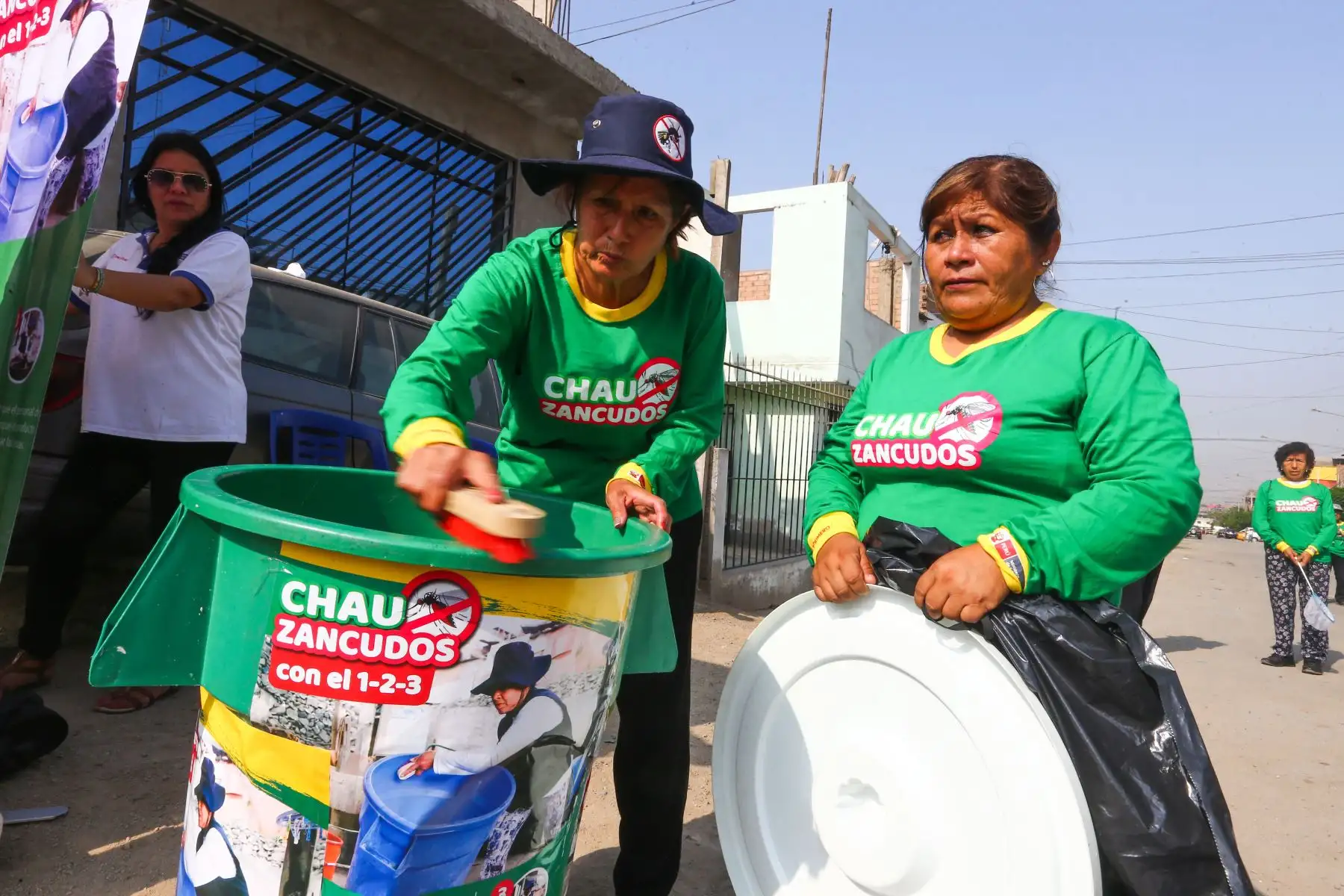 El Ministerio de Salud, fumiga las viviendas de las zonas afectadas por dengue en Comas y Puente Piedra para evitar la propagación de más casos. Foto: ANDINA/Héctor Vinces