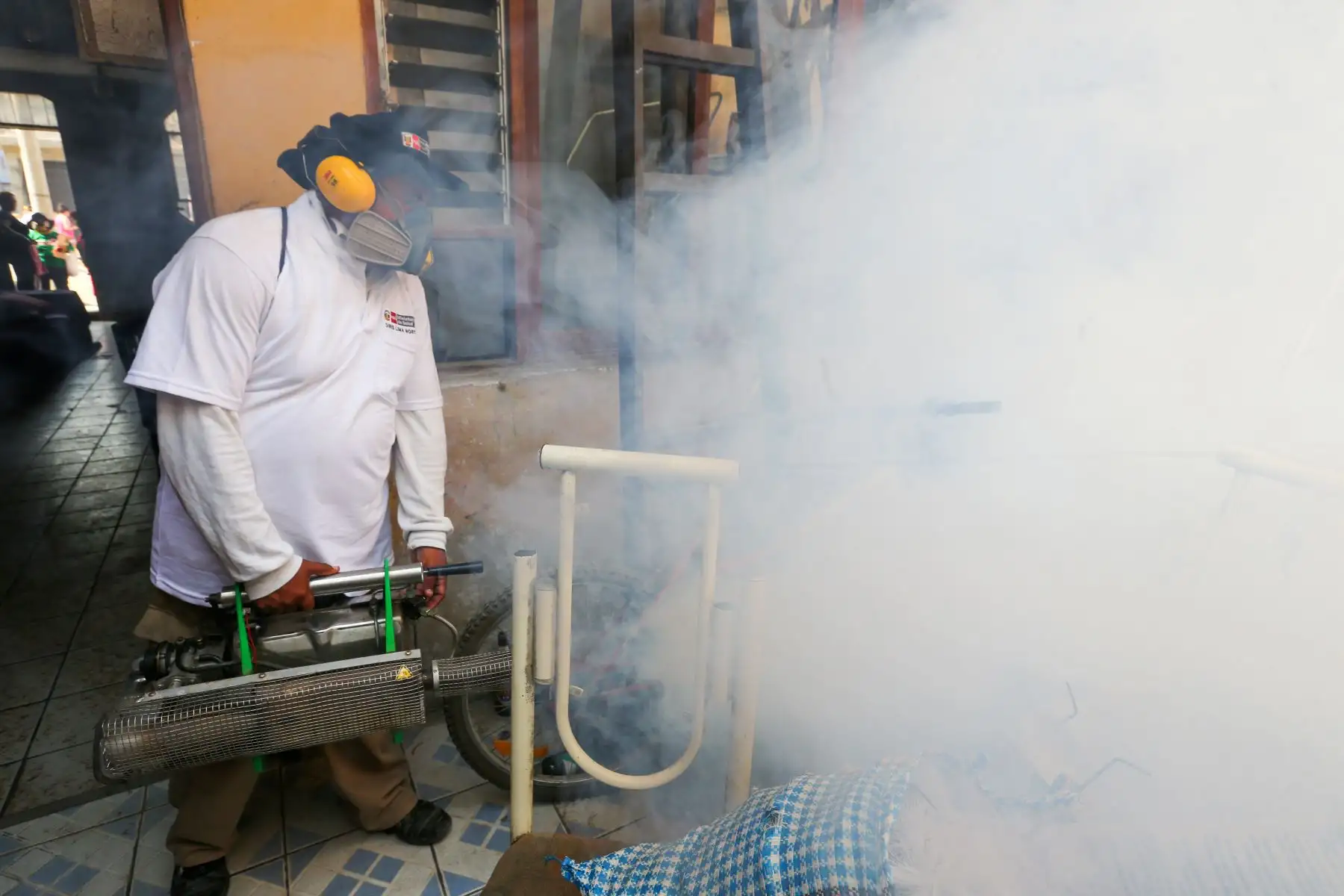 El Ministerio de Salud, fumiga las viviendas de las zonas afectadas por dengue en Comas y Puente Piedra para evitar la propagación de más casos. Foto: ANDINA/Héctor Vinces