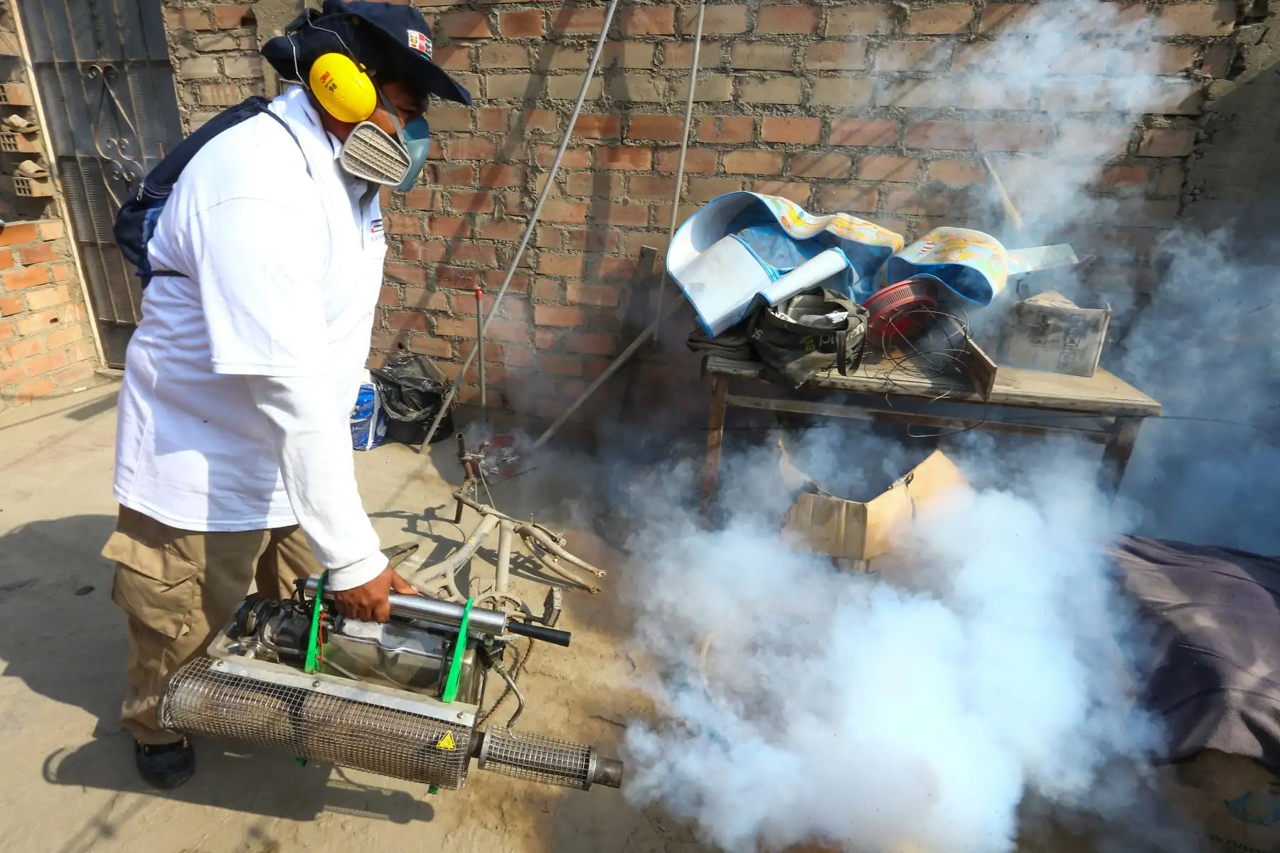 El Ministerio de Salud, fumiga las viviendas de las zonas afectadas por dengue en Comas y Puente Piedra para evitar la propagación de más casos. Foto: ANDINA/Héctor Vinces