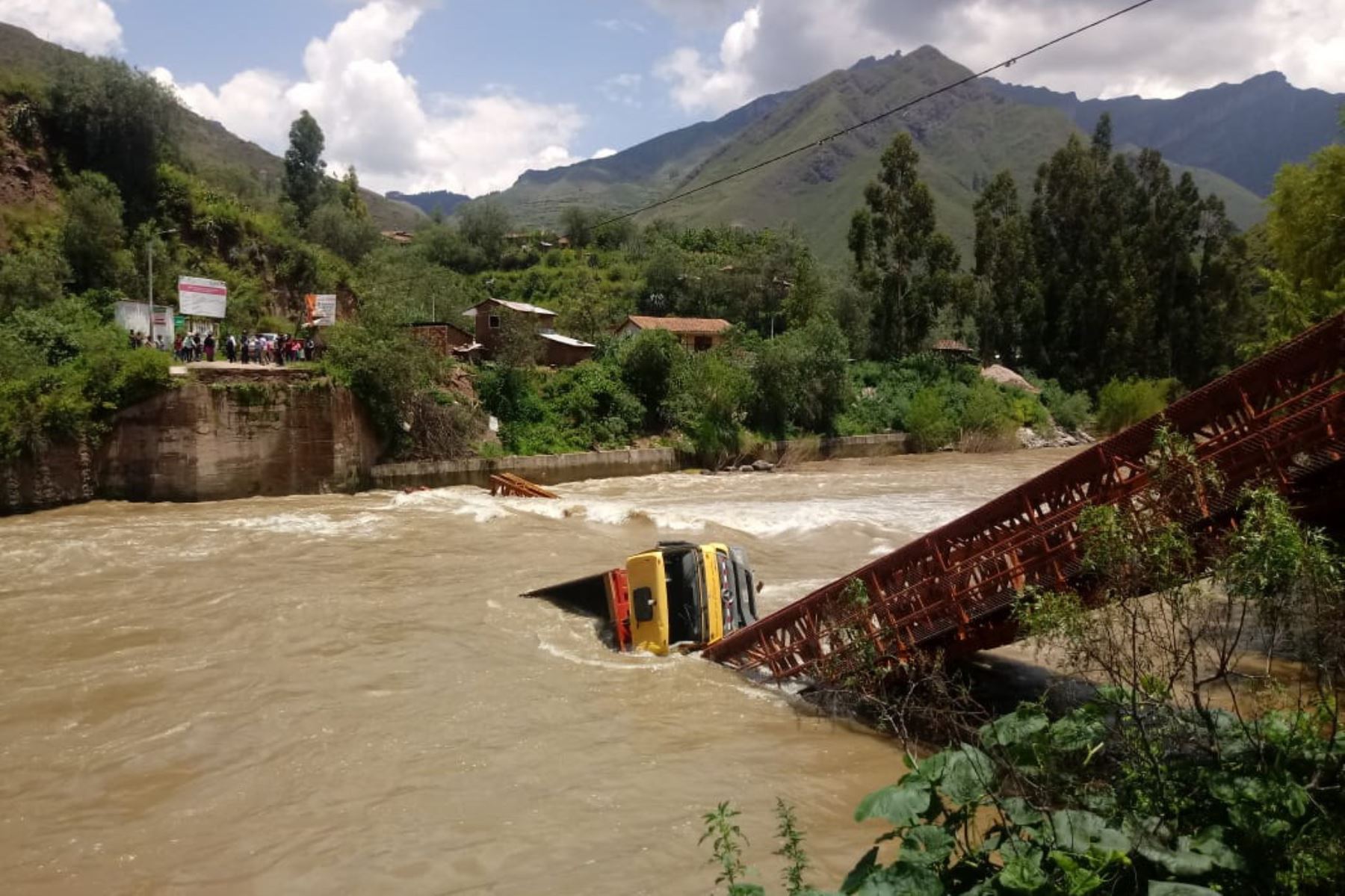 Colapsa puente en Cusco y chofer de camión salva de ser arrastrado por río Apurímac. ANDINA/Difusión
