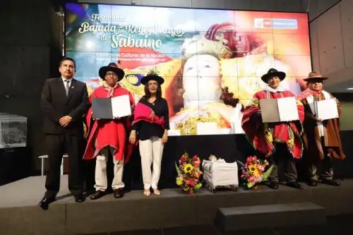 En una ceremonia colmada de júbilo, el Ministerio de Cultura entregó la Resolución Viceministerial que declara como Patrimonio Cultural de la Nación a la Festividad de Bajada de los Reyes Magos de Sabaino, a las autoridades del distrito de Sabaino, ubicado en la provincia de Antabamba, departamento de Apurímac.