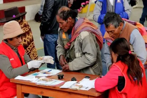 El Ejecutivo autorizó a los programas sociales Pensión 65 y Contigo del Ministerio de Desarrollo e Inclusión Social (Midis) a efectuar transferencias monetarias adelantadas para los periodos marzo-abril y mayo-junio de este año, como medida preventiva para evitar el contagio del coronavirus Covid-19 por exposición en colas o aglomeración de personas. ANDINA/Difusión