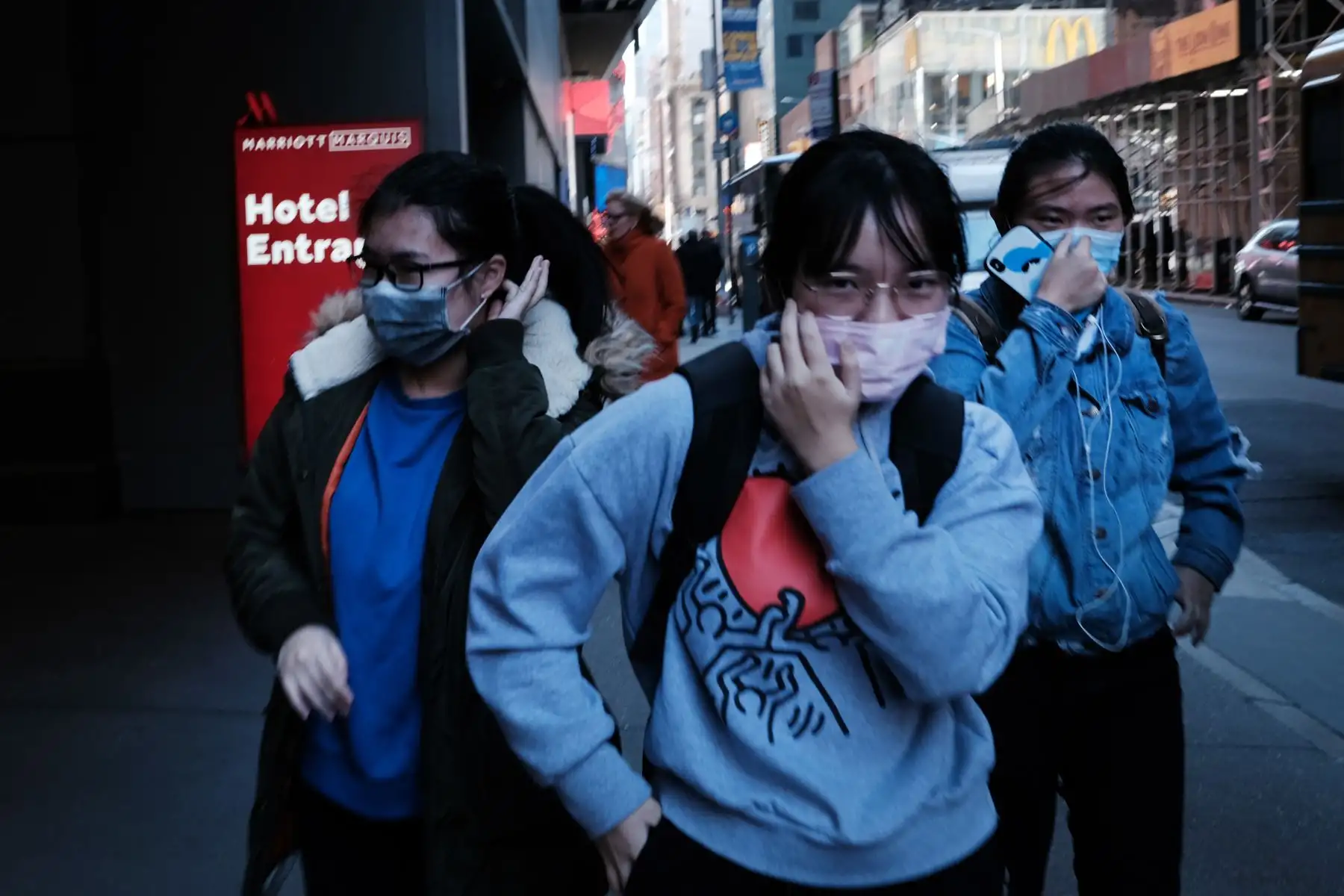 La gente camina por Manhattan con máscaras quirúrgicas mientras aumentan los temores de que el coronavirus se propague por los EE. UU. 
Foto: AFP
