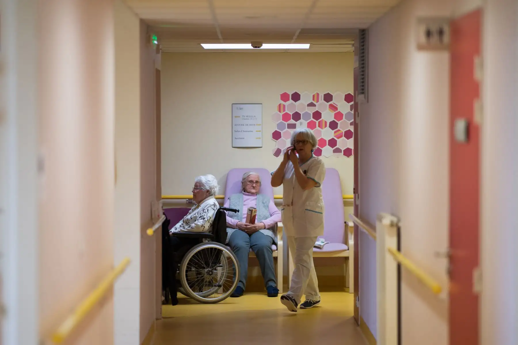 Los residentes se sientan en un corredor 
 establecimiento de viviendas para personas mayores dependientes en Brest, oeste de Francia, en medio de una propagación de COVID-19.