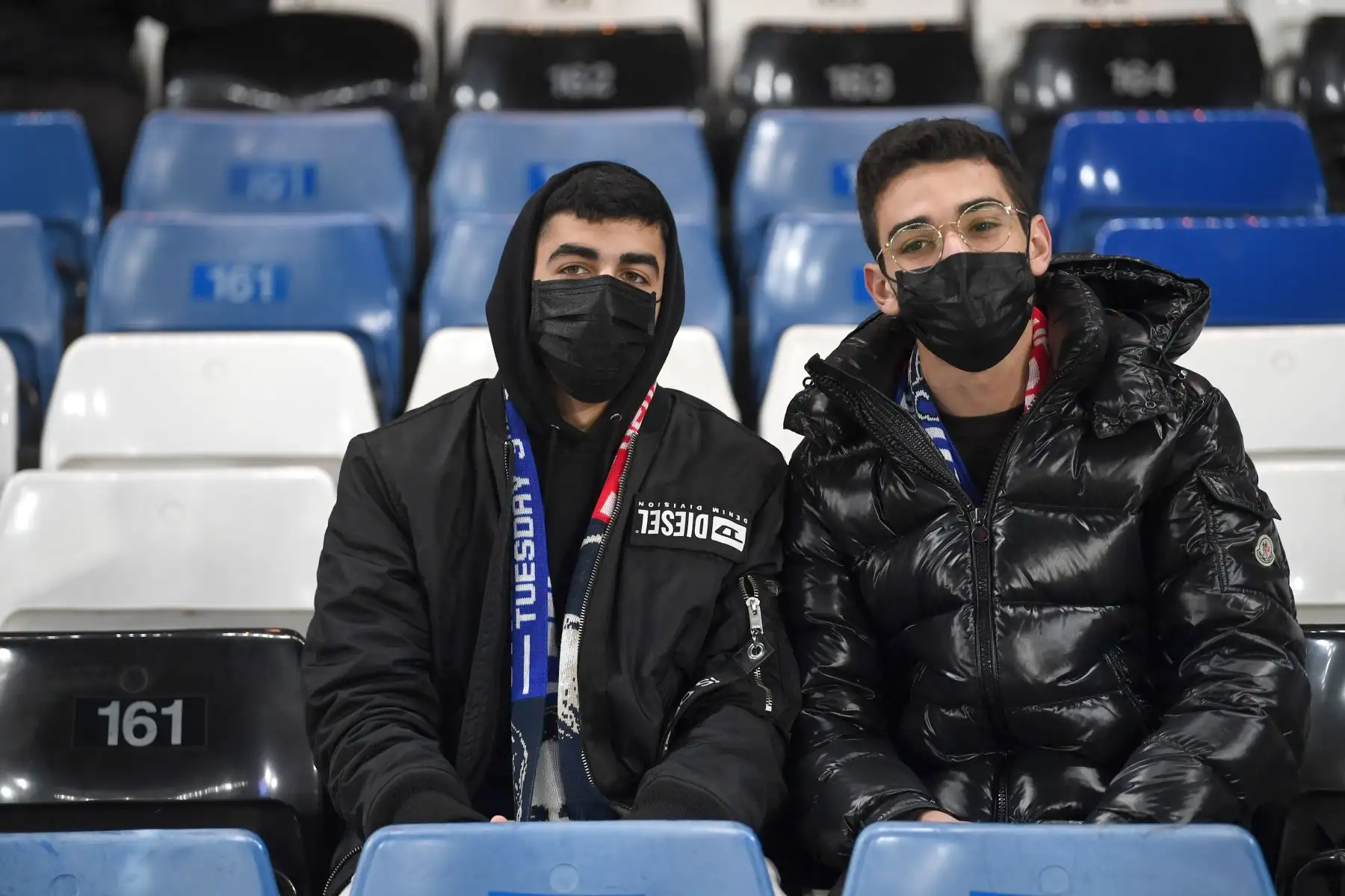 Los fanáticos usan máscaras protectoras para defenderse del coronavirus COVID-19 antes del partido de fútbol de la quinta ronda de la Copa FA inglesa entre Chelsea y Liverpool en Stamford Bridge en Londres, Gran Bretaña.
Foto: AFP