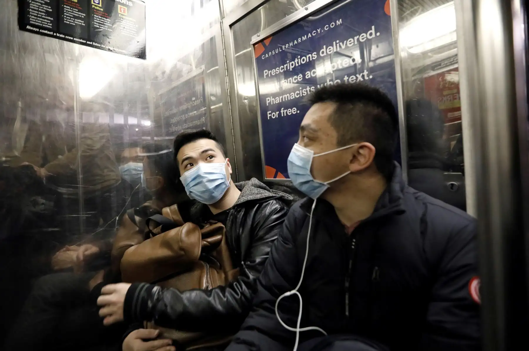 Hombres con máscaras faciales protectoras en el metro de Columbus Circle en Nueva York, Nueva York, EE. UU.
Foto: EFE